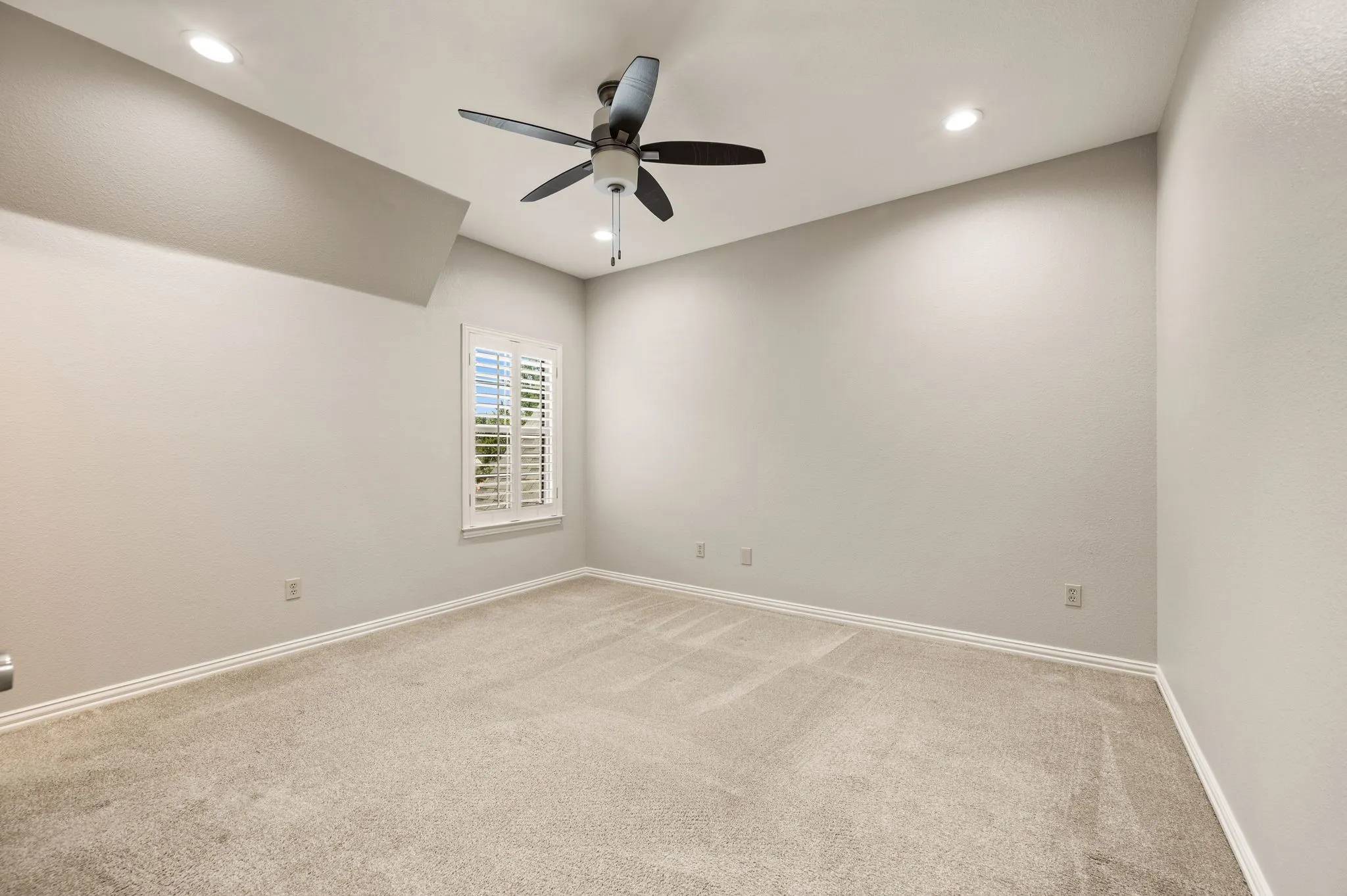 Upstairs front bedroom