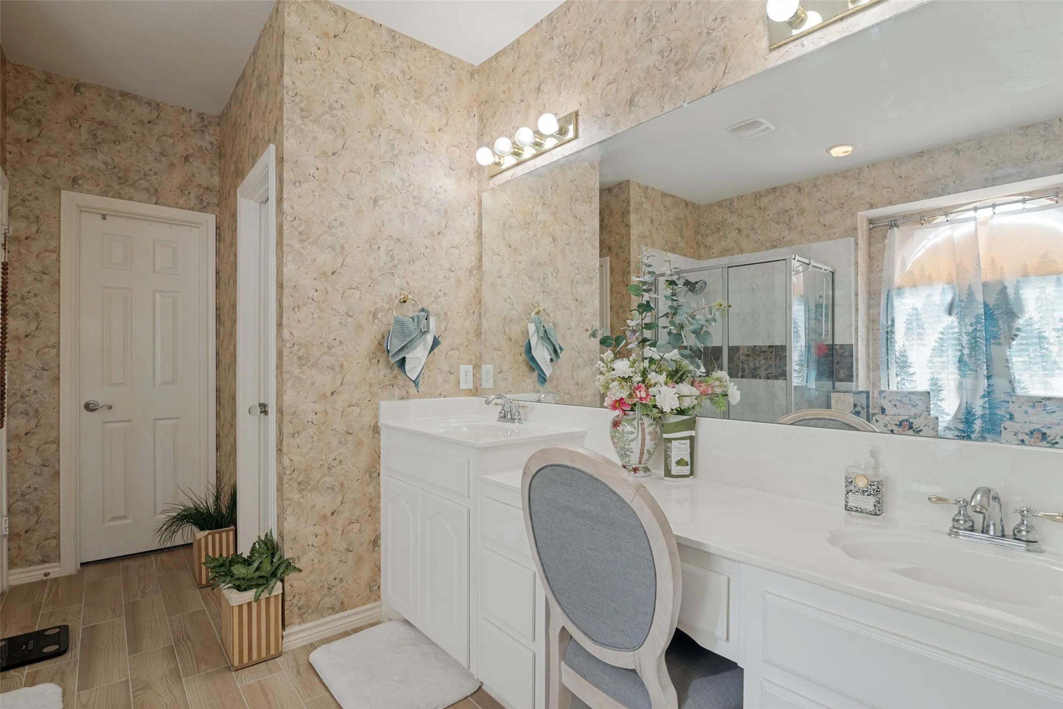 Dual vanity with integrated sinks and chrome fixtures