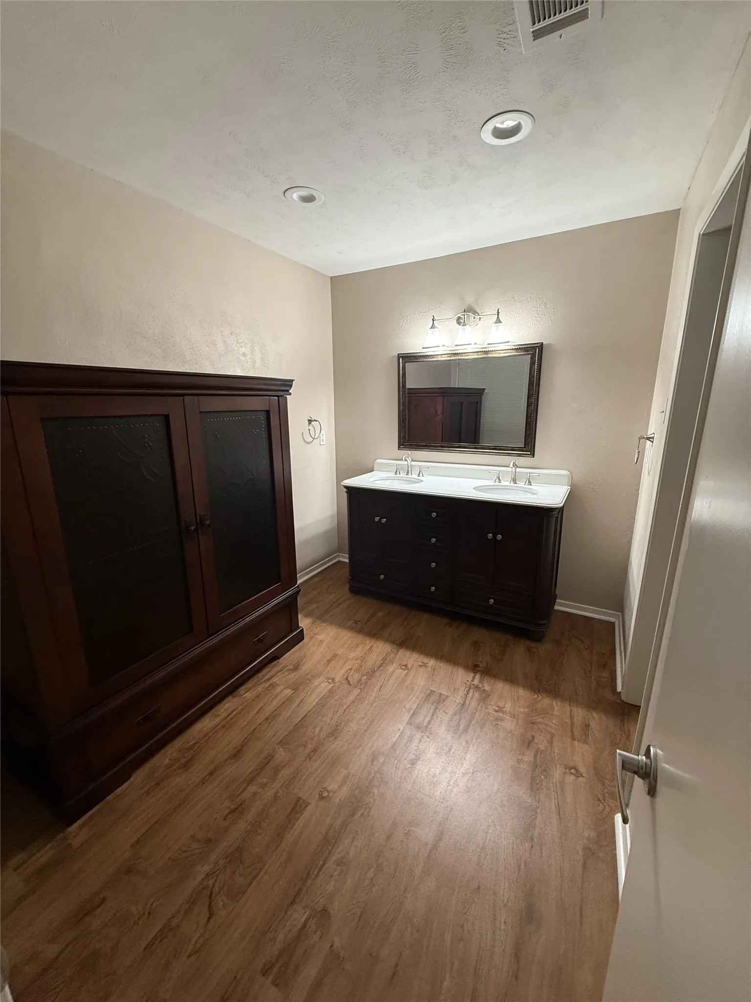 Condominium For Rent in Rockwall County , 142 Henry M Chandler Drive, Rockwall, Texas 75032, 2 Bedroom, 2 Bathroom, Garage spaces, 1,020 Sqft, built in 1983, mls#21364868, Real Estate Agent in Rockwall, Homes For Rent in Rockwall county, Homes For Rent in Rockwall, Realtor in Rockwall Texas, Real Estate Brokerage Independent Realty Texas, Luminita Cordes Realtor