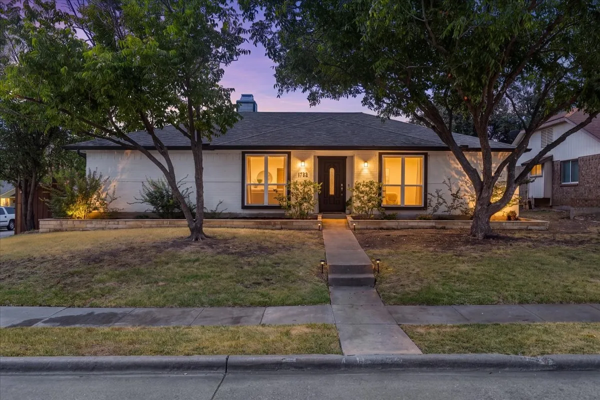 Single Family Residence For Sale in Denton County , 1732 Brighton Drive, Carrollton, Texas 75007, 4 Bedroom, 2 Bathroom, 2 Garage spaces, 1,915 Sqft, built in 1983, mls#21361846, Real Estate Agent in Carrollton, Homes For Sale in Denton county, Homes For Sale in Carrollton, Realtor in Carrollton Texas, Real Estate Brokerage Independent Realty Texas, Luminita Cordes Realtor