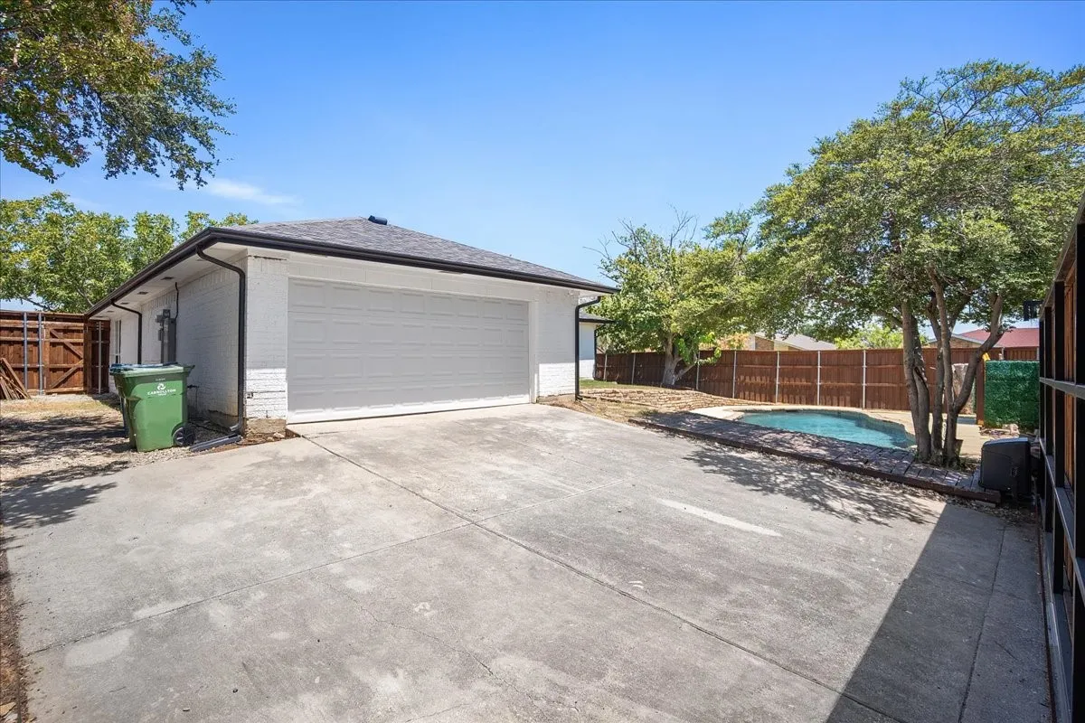 Single Family Residence For Sale in Denton County , 1732 Brighton Drive, Carrollton, Texas 75007, 4 Bedroom, 2 Bathroom, 2 Garage spaces, 1,915 Sqft, built in 1983, mls#21361846, Real Estate Agent in Carrollton, Homes For Sale in Denton county, Homes For Sale in Carrollton, Realtor in Carrollton Texas, Real Estate Brokerage Independent Realty Texas, Luminita Cordes Realtor