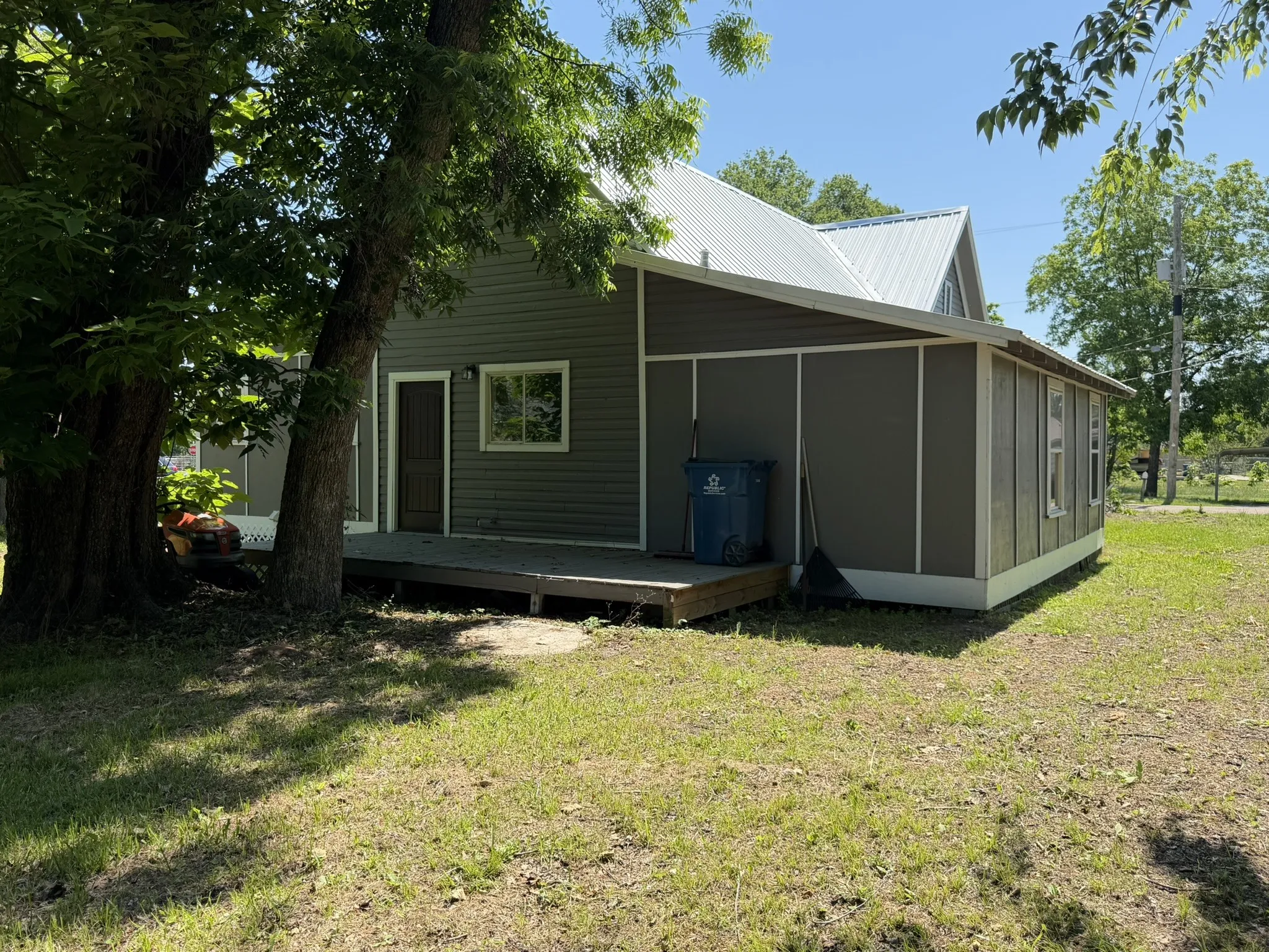 Single Family Residence For Sale in Wood County , 206 LIVE OAK, Winnsboro, Texas 75494, 3 Bedroom, 2 Bathroom, Garage spaces, 1,310 Sqft, built in 1910, mls#21358870, Real Estate Agent in Winnsboro, Homes For Sale in Wood county, Homes For Sale in Winnsboro, Realtor in Winnsboro Texas, Real Estate Brokerage Independent Realty Texas, Luminita Cordes Realtor