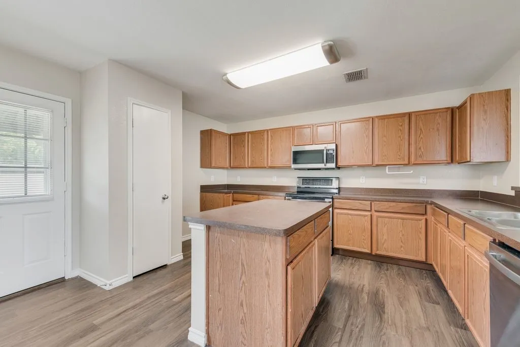 Single Family Residence For Rent in Kaufman County , 123 Southwestern Drive, Forney, Texas 75126, 4 Bedroom, 3 Bathroom, 2 Garage spaces, 2,517 Sqft, built in 2006, Price $2,350, mls#21365775, Real Estate Agent in Forney, Homes For Rent in Kaufman county, Homes For Rent in Forney, Realtor in Forney Texas, Real Estate Brokerage Independent Realty Texas, Luminita Cordes Realtor