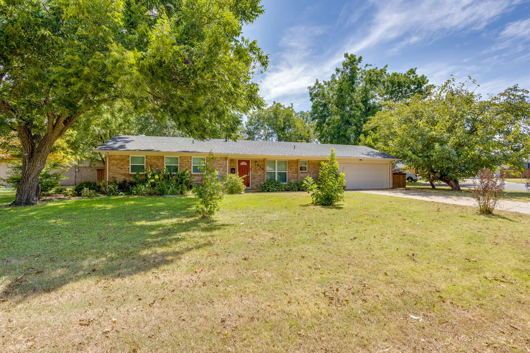 Single Family Residence For Sale in Johnson County , 314 Bernice Court, Burleson, Texas 76028, 2 Bedroom, 2 Bathroom, 2 Garage spaces, 1,174 Sqft, built in 1968, mls#21365700, Real Estate Agent in Burleson, Homes For Sale in Johnson county, Homes For Sale in Burleson, Realtor in Burleson Texas, Real Estate Brokerage Independent Realty Texas, Luminita Cordes Realtor