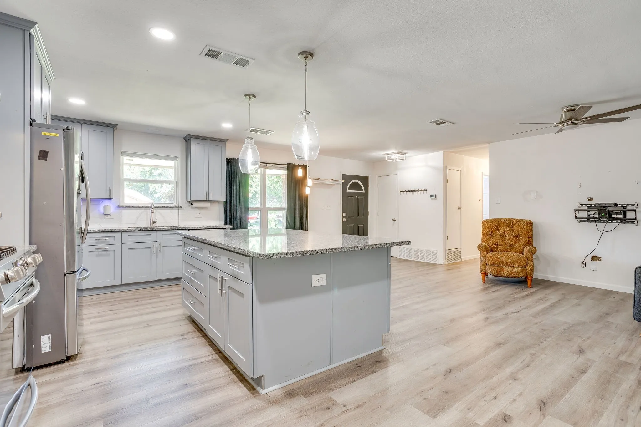 Single Family Residence For Sale in Johnson County , 314 Bernice Court, Burleson, Texas 76028, 2 Bedroom, 2 Bathroom, 2 Garage spaces, 1,174 Sqft, built in 1968, mls#21365700, Real Estate Agent in Burleson, Homes For Sale in Johnson county, Homes For Sale in Burleson, Realtor in Burleson Texas, Real Estate Brokerage Independent Realty Texas, Luminita Cordes Realtor