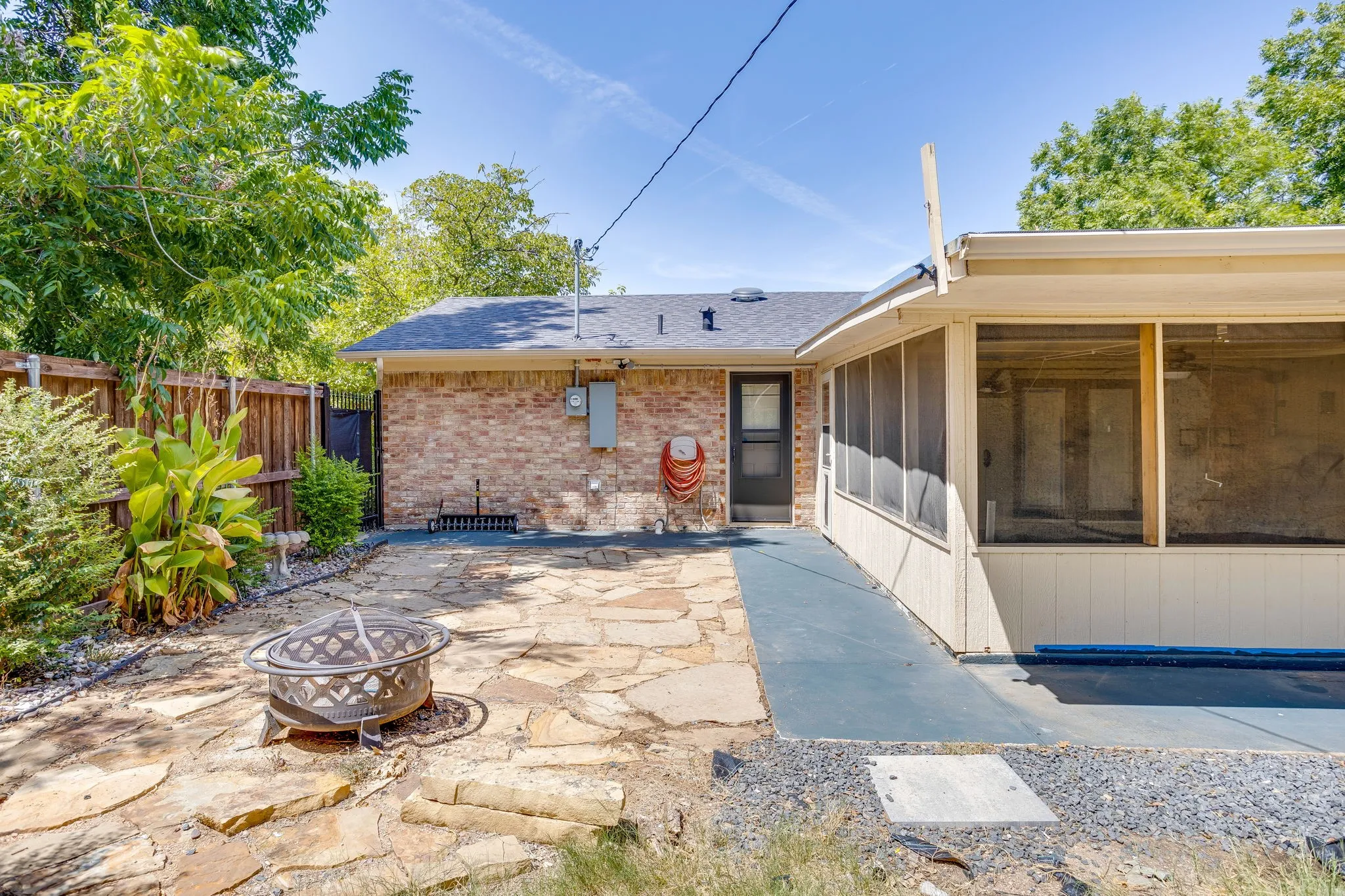 Single Family Residence For Sale in Johnson County , 314 Bernice Court, Burleson, Texas 76028, 2 Bedroom, 2 Bathroom, 2 Garage spaces, 1,174 Sqft, built in 1968, mls#21365700, Real Estate Agent in Burleson, Homes For Sale in Johnson county, Homes For Sale in Burleson, Realtor in Burleson Texas, Real Estate Brokerage Independent Realty Texas, Luminita Cordes Realtor