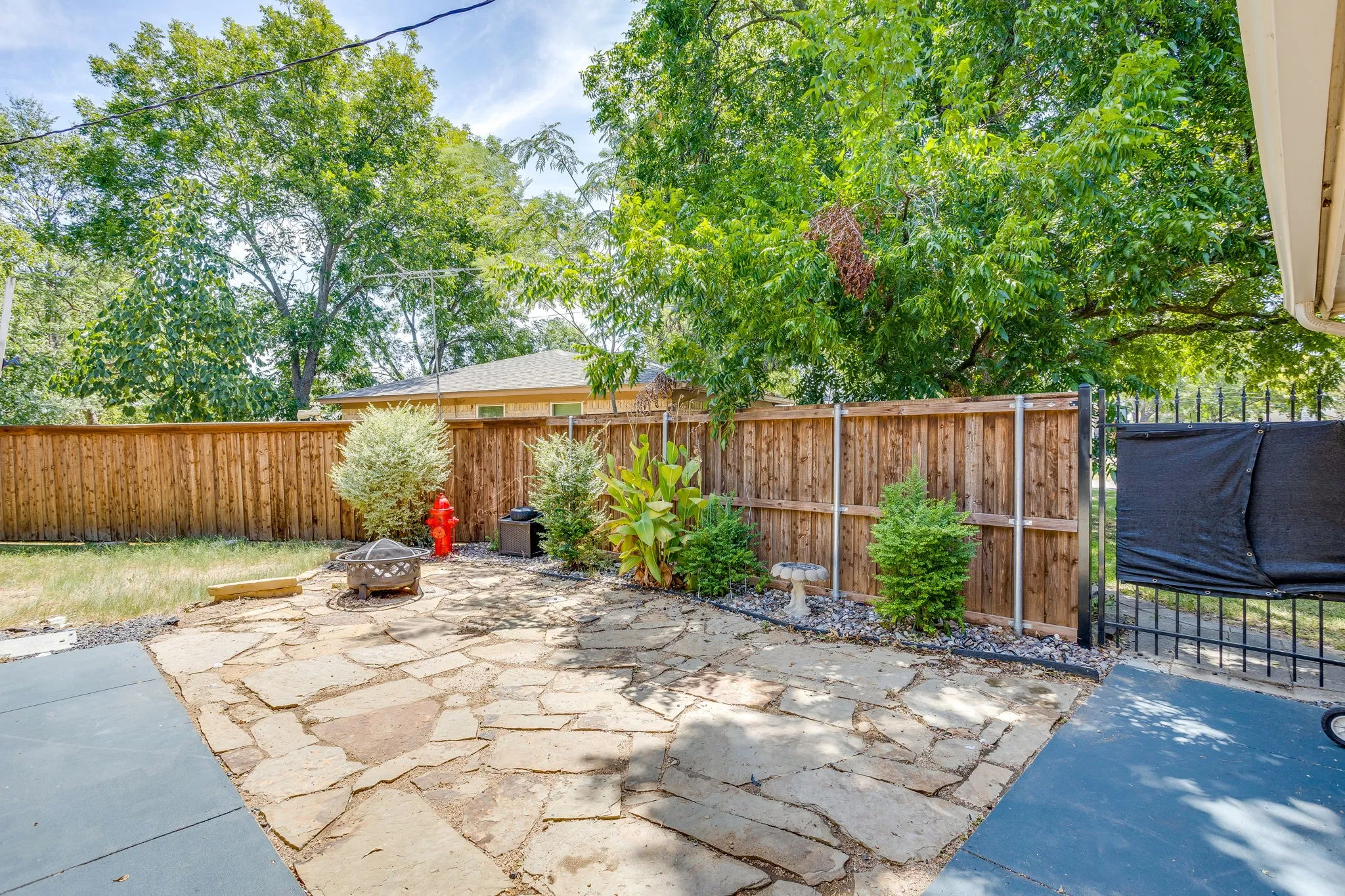 Single Family Residence For Sale in Johnson County , 314 Bernice Court, Burleson, Texas 76028, 2 Bedroom, 2 Bathroom, 2 Garage spaces, 1,174 Sqft, built in 1968, mls#21365700, Real Estate Agent in Burleson, Homes For Sale in Johnson county, Homes For Sale in Burleson, Realtor in Burleson Texas, Real Estate Brokerage Independent Realty Texas, Luminita Cordes Realtor
