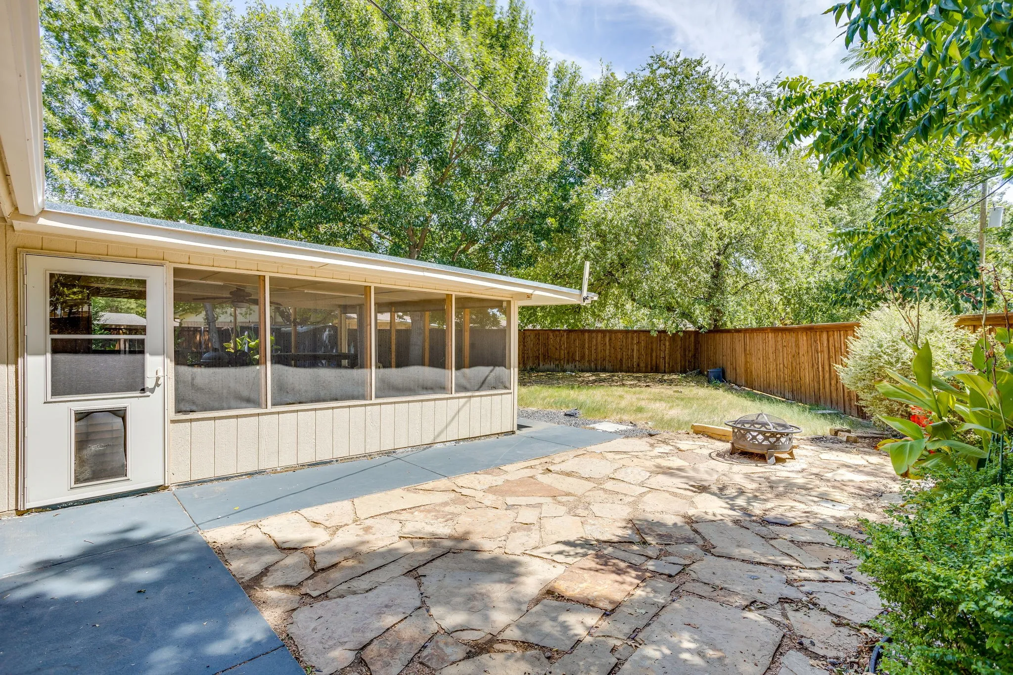 Single Family Residence For Sale in Johnson County , 314 Bernice Court, Burleson, Texas 76028, 2 Bedroom, 2 Bathroom, 2 Garage spaces, 1,174 Sqft, built in 1968, mls#21365700, Real Estate Agent in Burleson, Homes For Sale in Johnson county, Homes For Sale in Burleson, Realtor in Burleson Texas, Real Estate Brokerage Independent Realty Texas, Luminita Cordes Realtor