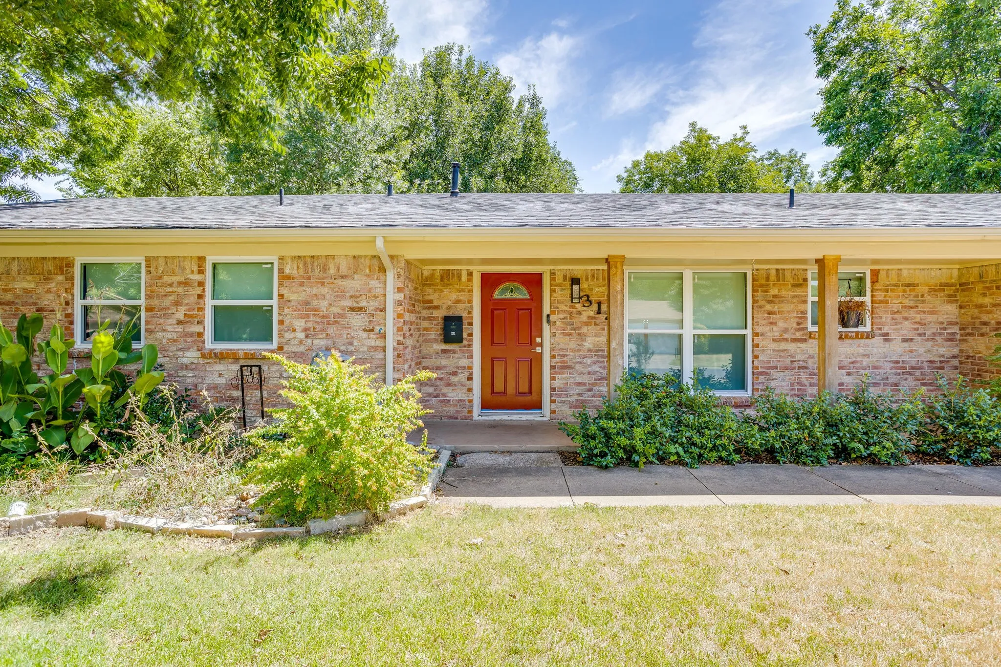 Single Family Residence For Sale in Johnson County , 314 Bernice Court, Burleson, Texas 76028, 2 Bedroom, 2 Bathroom, 2 Garage spaces, 1,174 Sqft, built in 1968, mls#21365700, Real Estate Agent in Burleson, Homes For Sale in Johnson county, Homes For Sale in Burleson, Realtor in Burleson Texas, Real Estate Brokerage Independent Realty Texas, Luminita Cordes Realtor