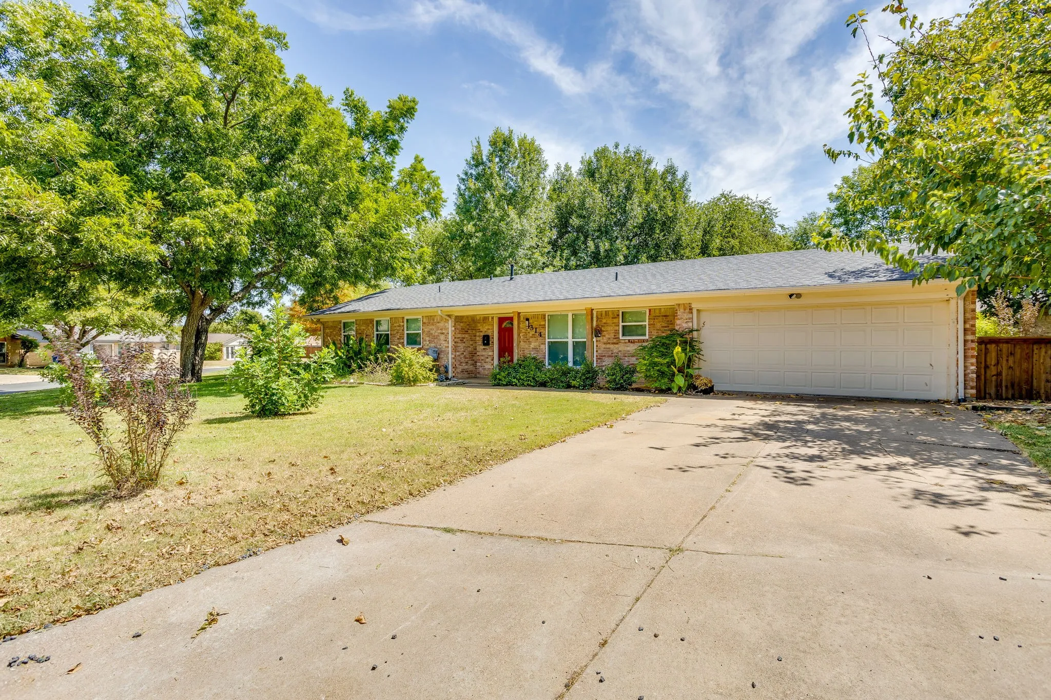 Single Family Residence For Sale in Johnson County , 314 Bernice Court, Burleson, Texas 76028, 2 Bedroom, 2 Bathroom, 2 Garage spaces, 1,174 Sqft, built in 1968, mls#21365700, Real Estate Agent in Burleson, Homes For Sale in Johnson county, Homes For Sale in Burleson, Realtor in Burleson Texas, Real Estate Brokerage Independent Realty Texas, Luminita Cordes Realtor