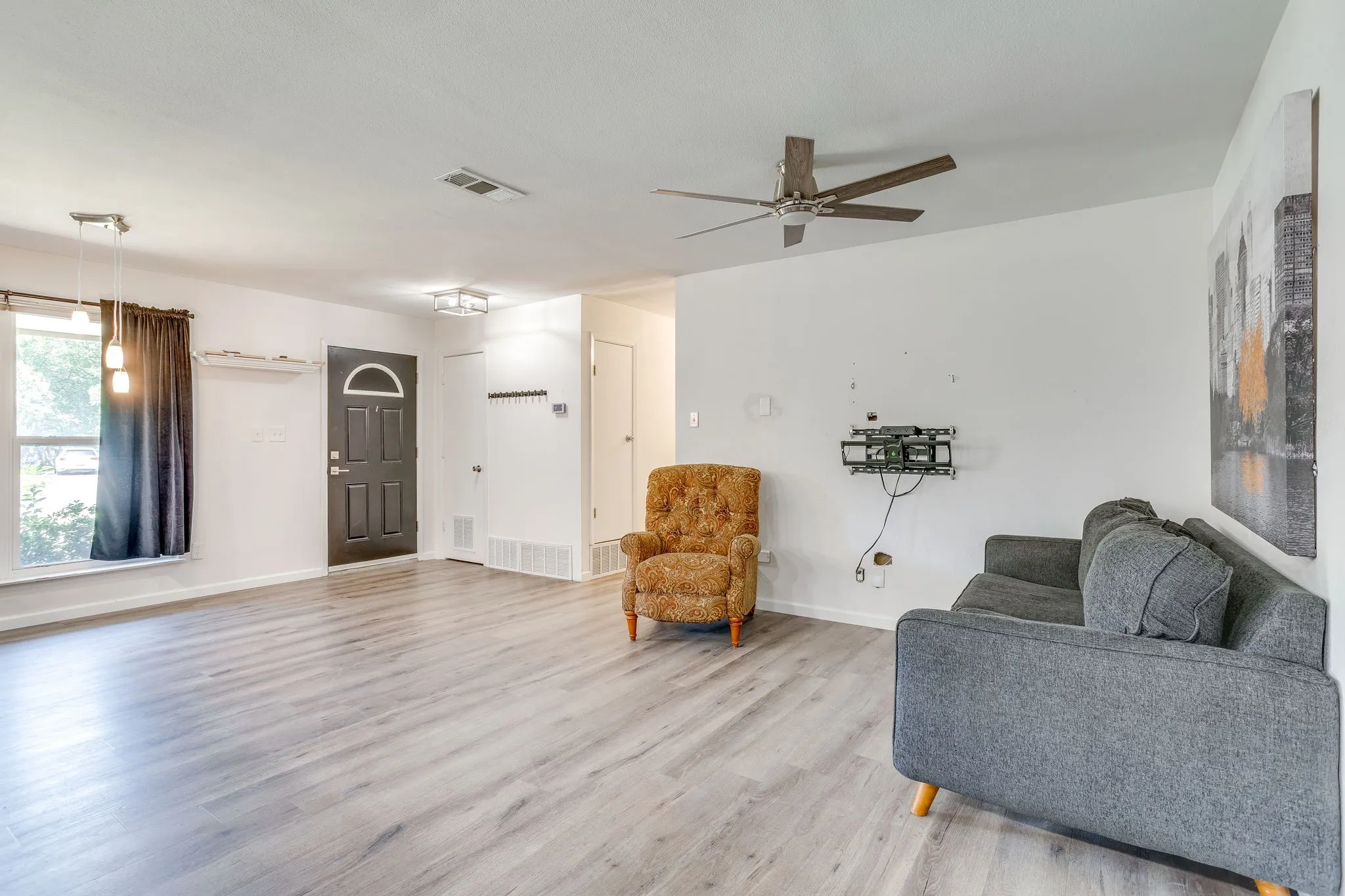 Single Family Residence For Sale in Johnson County , 314 Bernice Court, Burleson, Texas 76028, 2 Bedroom, 2 Bathroom, 2 Garage spaces, 1,174 Sqft, built in 1968, mls#21365700, Real Estate Agent in Burleson, Homes For Sale in Johnson county, Homes For Sale in Burleson, Realtor in Burleson Texas, Real Estate Brokerage Independent Realty Texas, Luminita Cordes Realtor