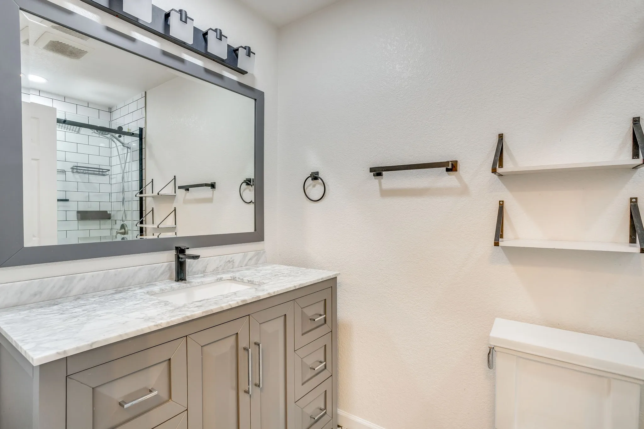 Single Family Residence For Sale in Johnson County , 314 Bernice Court, Burleson, Texas 76028, 2 Bedroom, 2 Bathroom, 2 Garage spaces, 1,174 Sqft, built in 1968, mls#21365700, Real Estate Agent in Burleson, Homes For Sale in Johnson county, Homes For Sale in Burleson, Realtor in Burleson Texas, Real Estate Brokerage Independent Realty Texas, Luminita Cordes Realtor