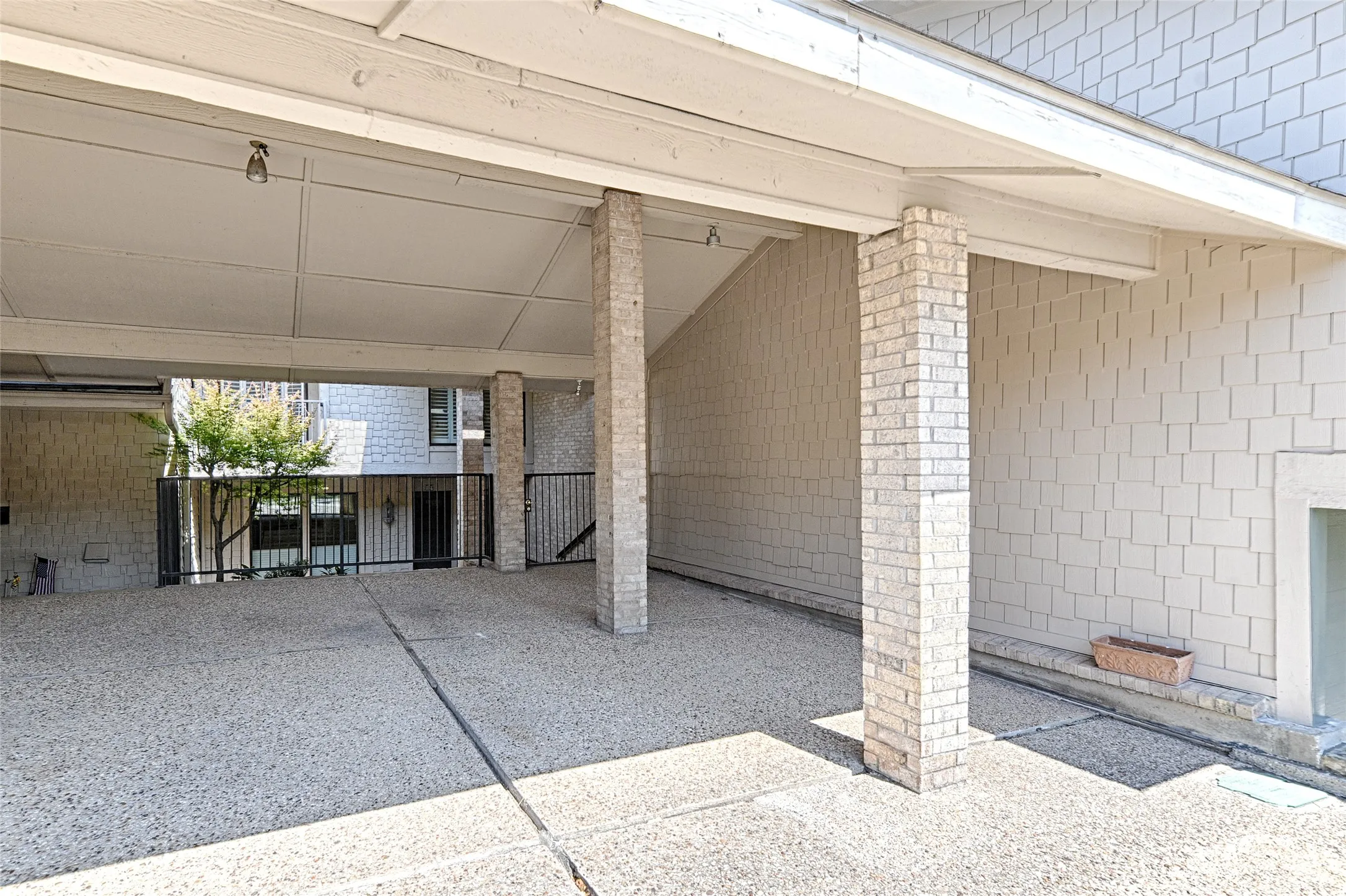 Single Family Residence For Sale in Dallas County , 19 Country Lake Drive, Carrollton, Texas 75006, 2 Bedroom, 3 Bathroom, Garage spaces, 2,598 Sqft, built in 1972, mls#21363559, Real Estate Agent in Carrollton, Homes For Sale in Dallas county, Homes For Sale in Carrollton, Realtor in Carrollton Texas, Real Estate Brokerage Independent Realty Texas, Luminita Cordes Realtor