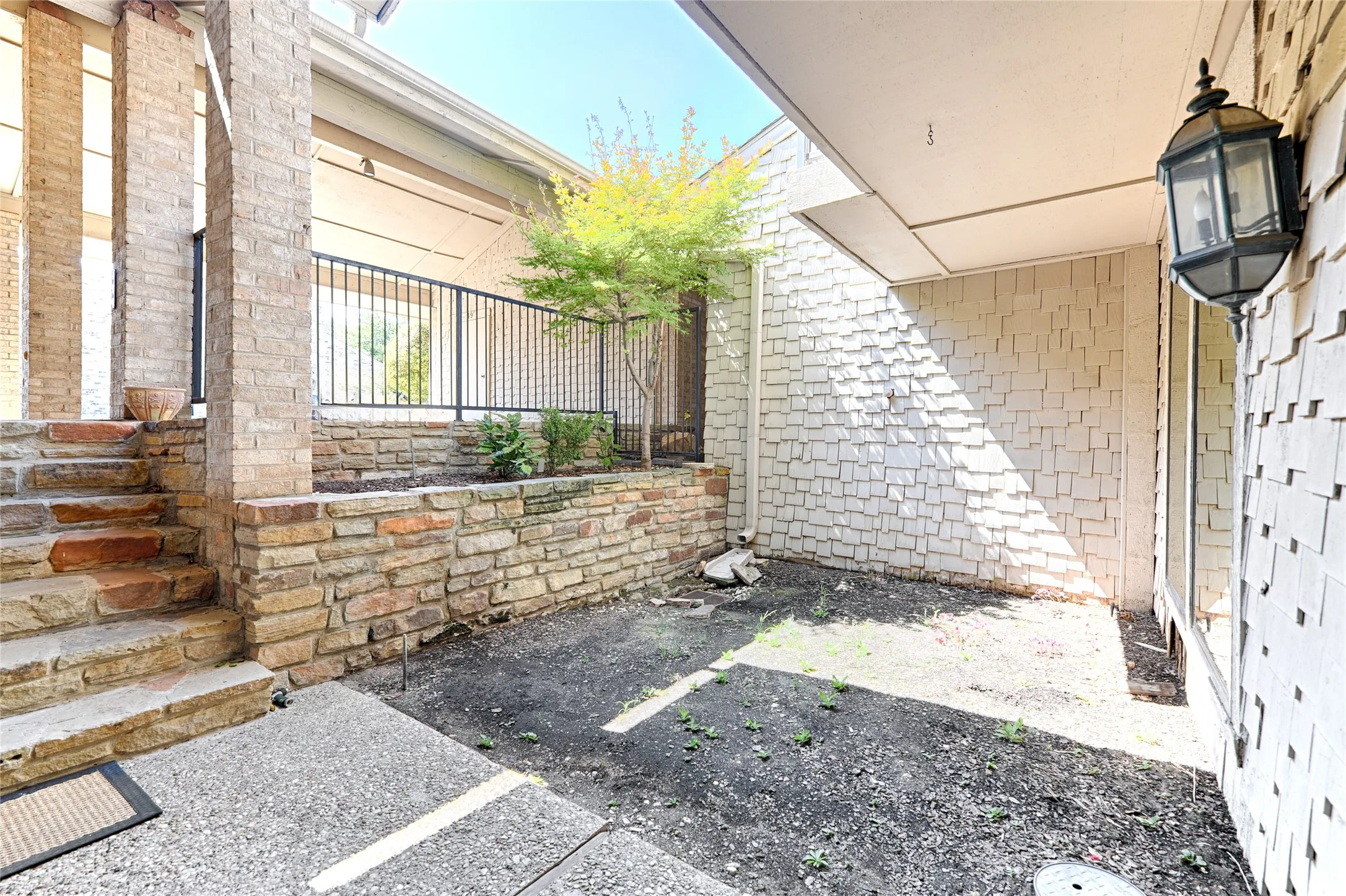 Single Family Residence For Sale in Dallas County , 19 Country Lake Drive, Carrollton, Texas 75006, 2 Bedroom, 3 Bathroom, Garage spaces, 2,598 Sqft, built in 1972, mls#21363559, Real Estate Agent in Carrollton, Homes For Sale in Dallas county, Homes For Sale in Carrollton, Realtor in Carrollton Texas, Real Estate Brokerage Independent Realty Texas, Luminita Cordes Realtor