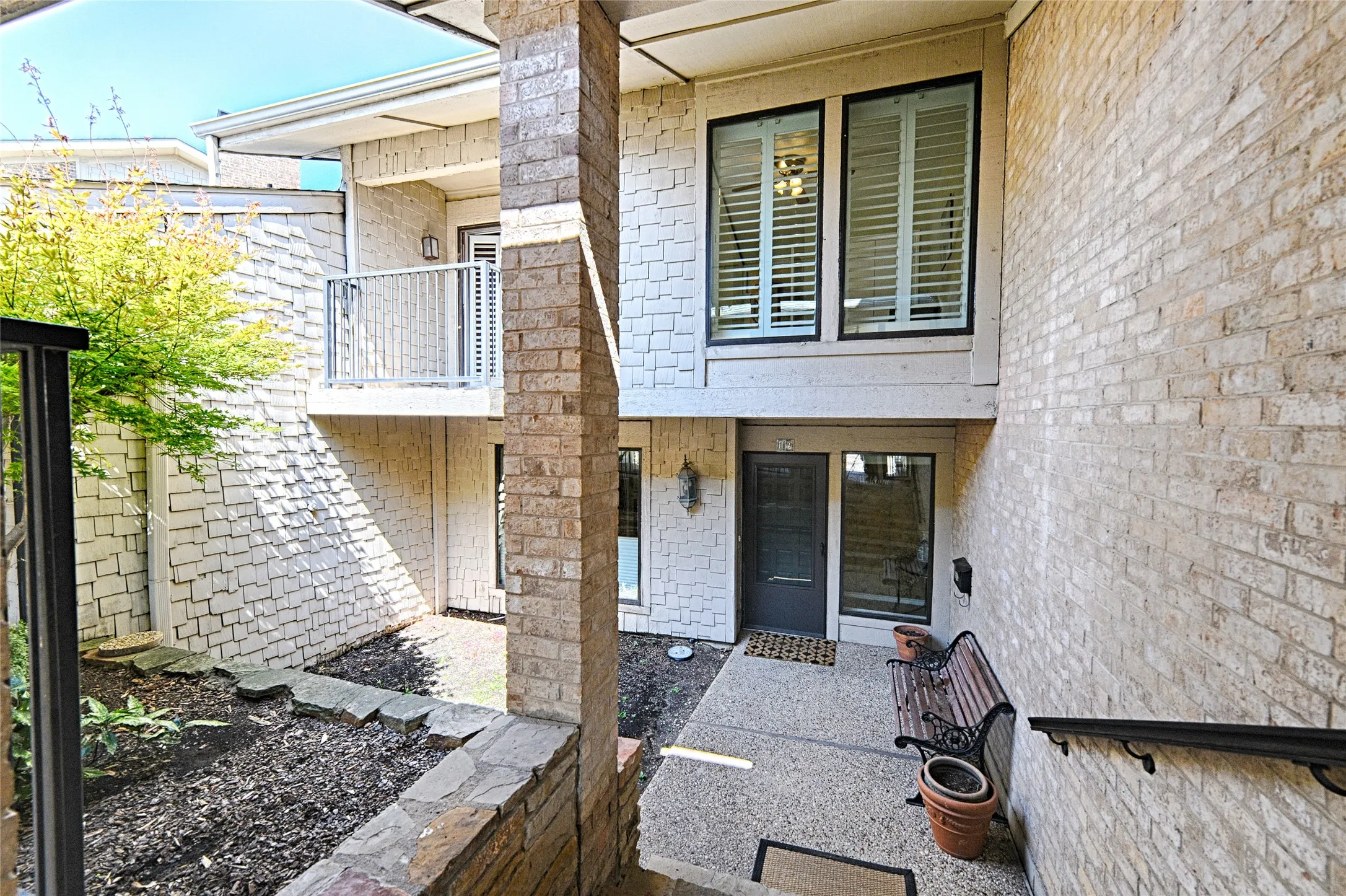 Single Family Residence For Sale in Dallas County , 19 Country Lake Drive, Carrollton, Texas 75006, 2 Bedroom, 3 Bathroom, Garage spaces, 2,598 Sqft, built in 1972, mls#21363559, Real Estate Agent in Carrollton, Homes For Sale in Dallas county, Homes For Sale in Carrollton, Realtor in Carrollton Texas, Real Estate Brokerage Independent Realty Texas, Luminita Cordes Realtor