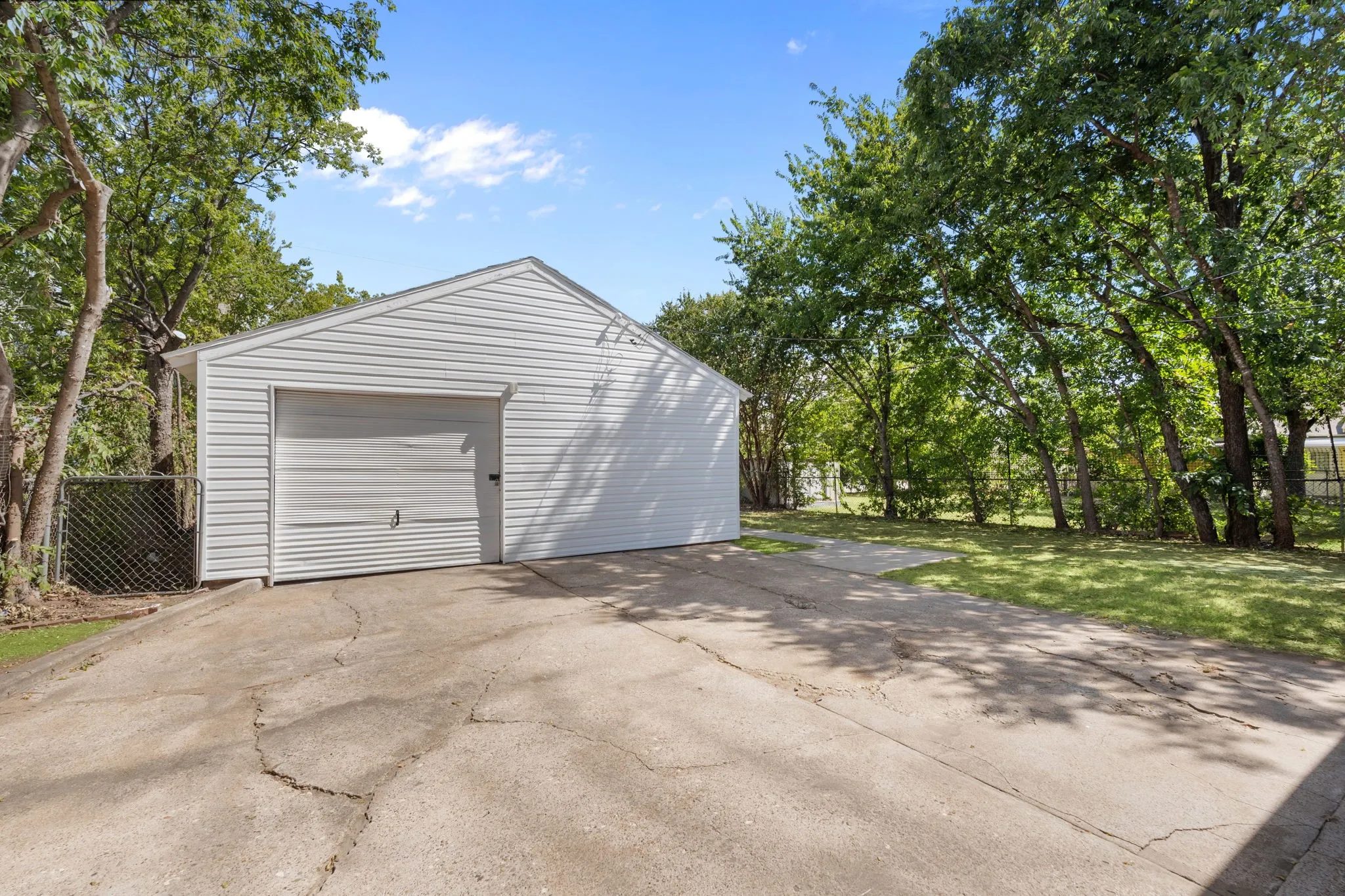 Single Family Residence For Sale in Tarrant County , 5908 Locke Avenue, Fort Worth, Texas 76107, 3 Bedroom, 1 Bathroom, 1 Garage spaces, 983 Sqft, built in 1949, mls#21365691, Real Estate Agent in Fort Worth, Homes For Sale in Tarrant county, Homes For Sale in Fort Worth, Realtor in Fort Worth Texas, Real Estate Brokerage Independent Realty Texas, Luminita Cordes Realtor
