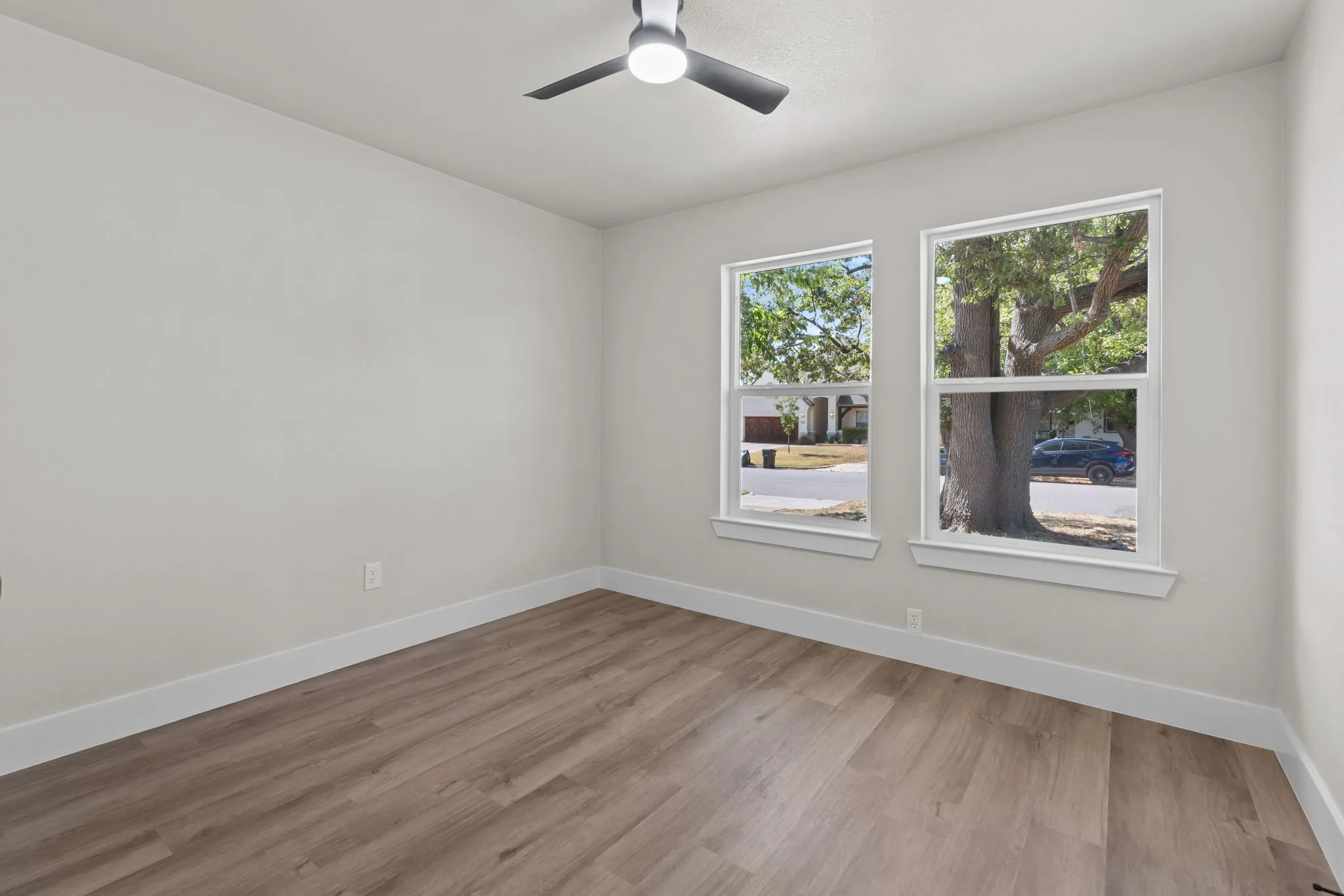 Single Family Residence For Sale in Tarrant County , 5908 Locke Avenue, Fort Worth, Texas 76107, 3 Bedroom, 1 Bathroom, 1 Garage spaces, 983 Sqft, built in 1949, mls#21365691, Real Estate Agent in Fort Worth, Homes For Sale in Tarrant county, Homes For Sale in Fort Worth, Realtor in Fort Worth Texas, Real Estate Brokerage Independent Realty Texas, Luminita Cordes Realtor