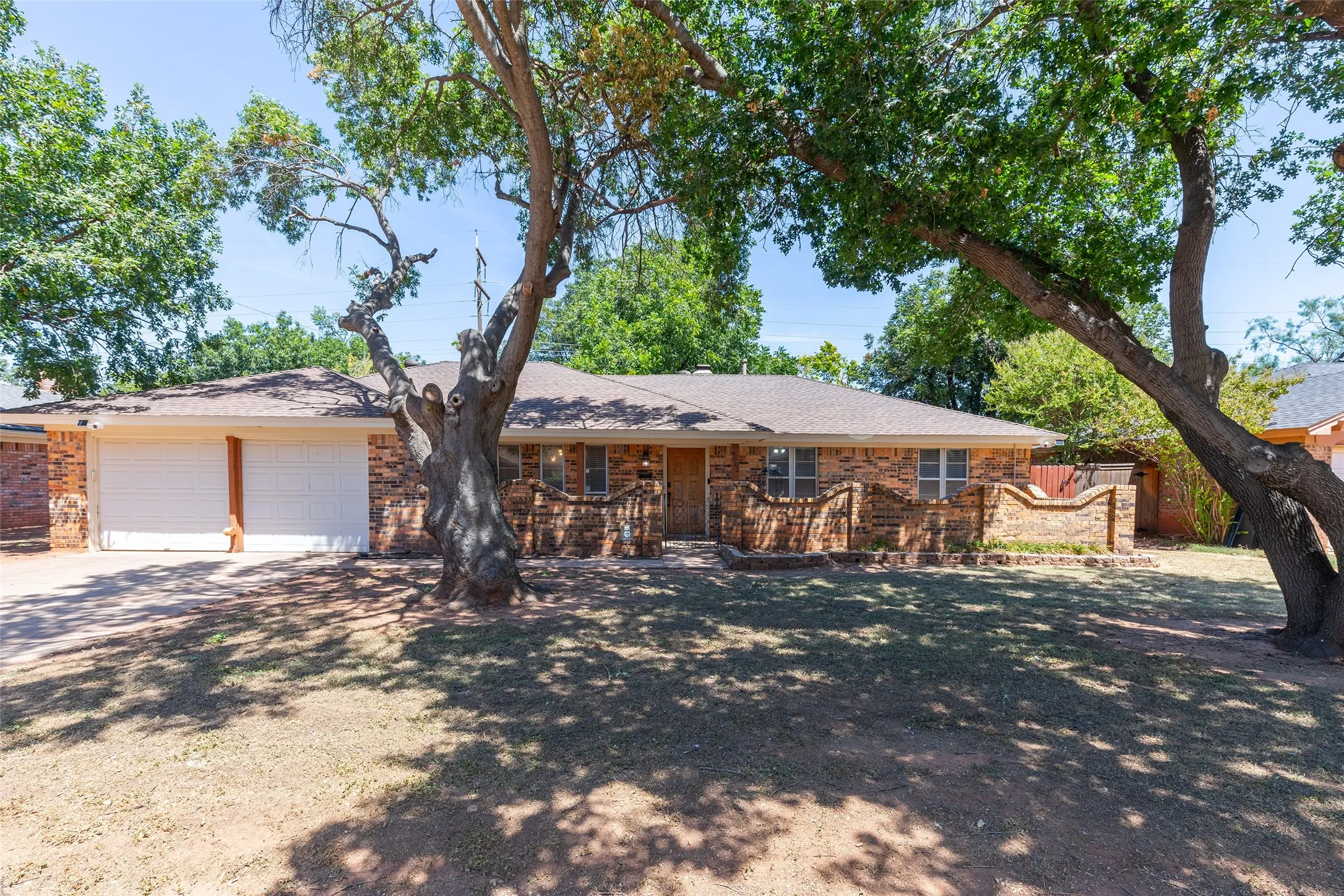 Single Family Residence For Sale in Taylor County , 4002 Ligustrum Drive, Abilene, Texas 79605, 4 Bedroom, 2 Bathroom, 2 Garage spaces, 2,425 Sqft, built in 1968, mls#21365148, Real Estate Agent in Abilene, Homes For Sale in Taylor county, Homes For Sale in Abilene, Realtor in Abilene Texas, Real Estate Brokerage Independent Realty Texas, Luminita Cordes Realtor