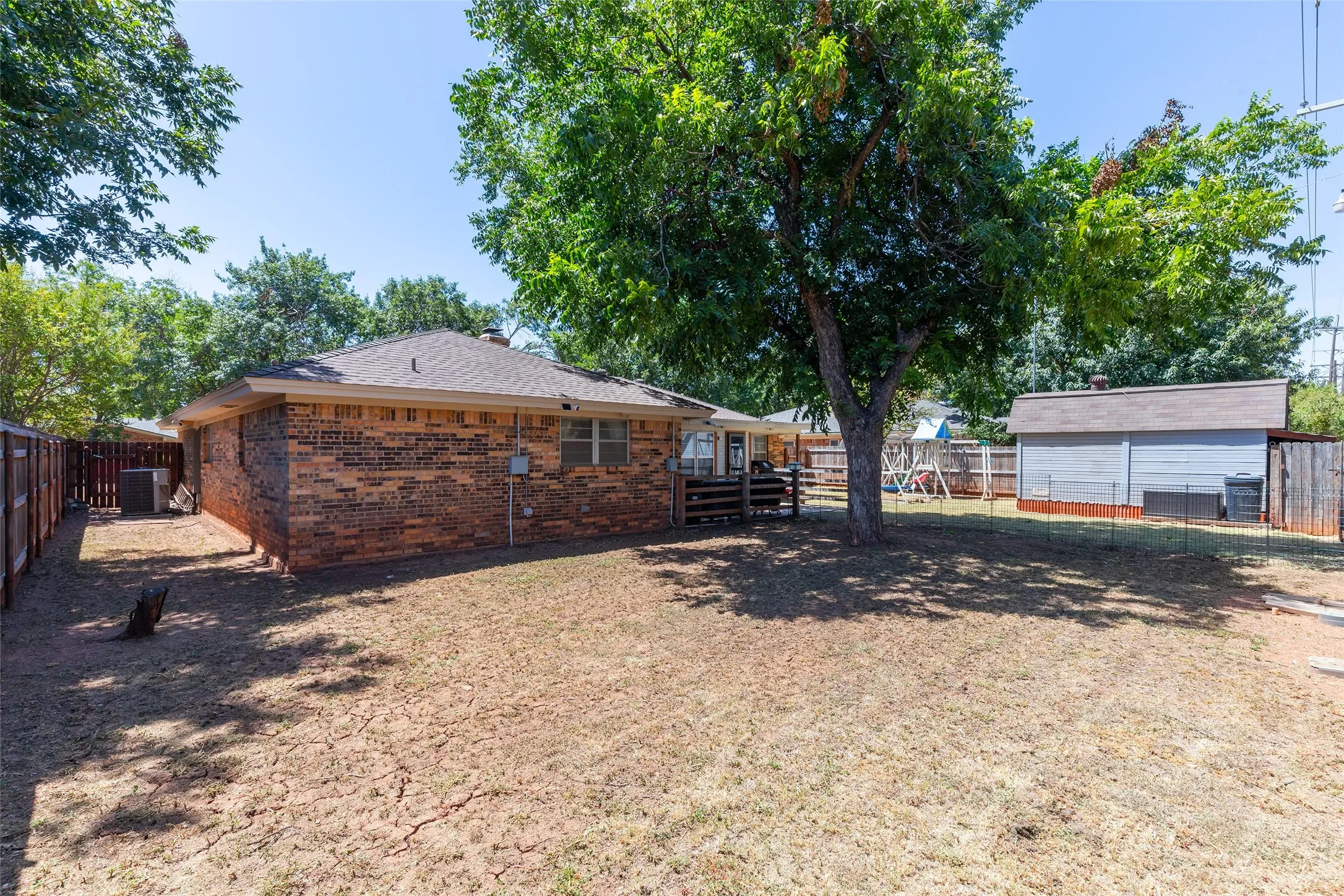 Single Family Residence For Sale in Taylor County , 4002 Ligustrum Drive, Abilene, Texas 79605, 4 Bedroom, 2 Bathroom, 2 Garage spaces, 2,425 Sqft, built in 1968, mls#21365148, Real Estate Agent in Abilene, Homes For Sale in Taylor county, Homes For Sale in Abilene, Realtor in Abilene Texas, Real Estate Brokerage Independent Realty Texas, Luminita Cordes Realtor