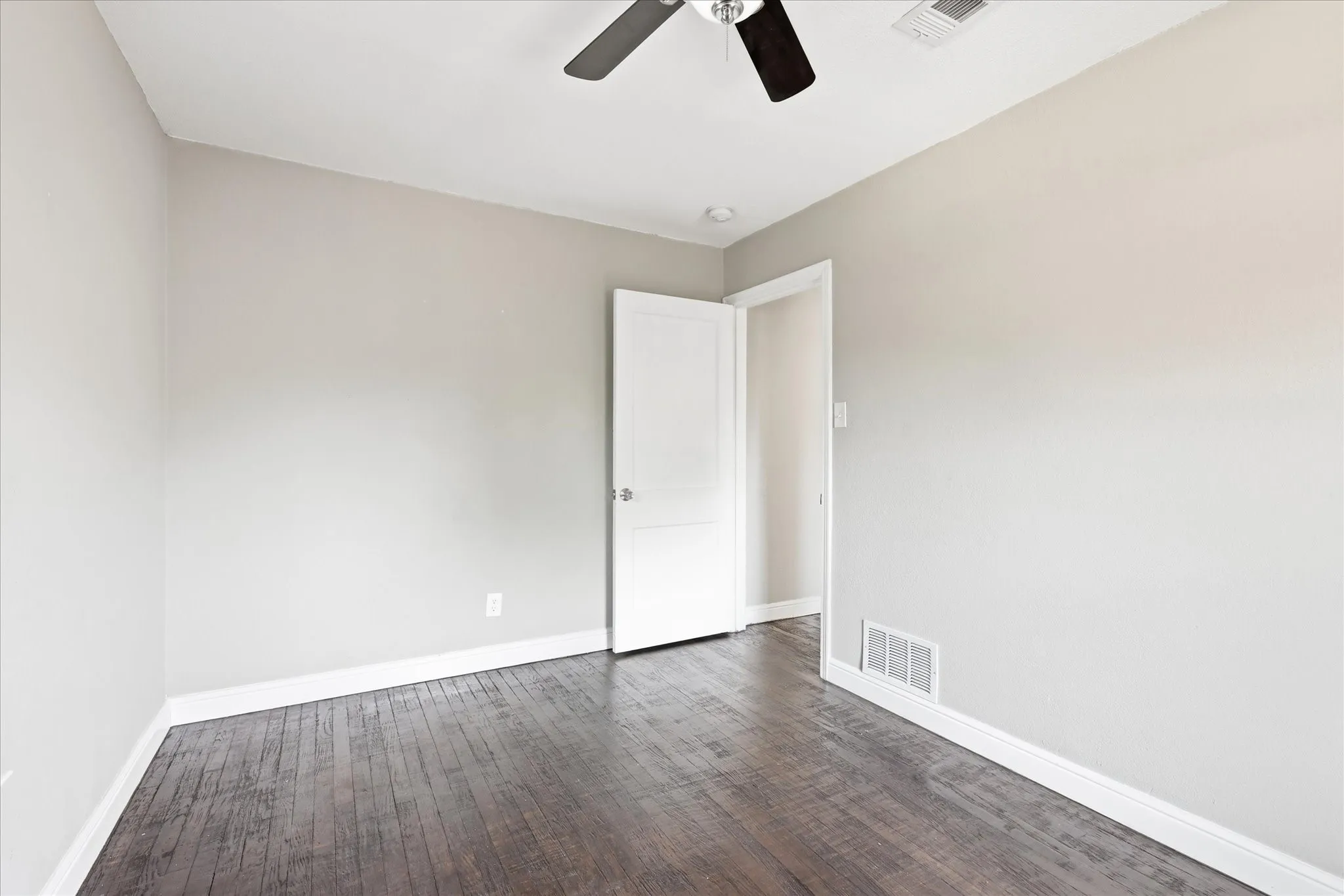 Single Family Residence For Sale in Tarrant County , 4512 Wabash Avenue, Fort Worth, Texas 76133, 4 Bedroom, 2 Bathroom, Garage spaces, 1,708 Sqft, built in 1949, Price $240,000, mls#21359317, Real Estate Agent in Fort Worth, Homes For Sale in Tarrant county, Homes For Sale in Fort Worth, Realtor in Fort Worth Texas, Real Estate Brokerage Independent Realty Texas, Luminita Cordes Realtor