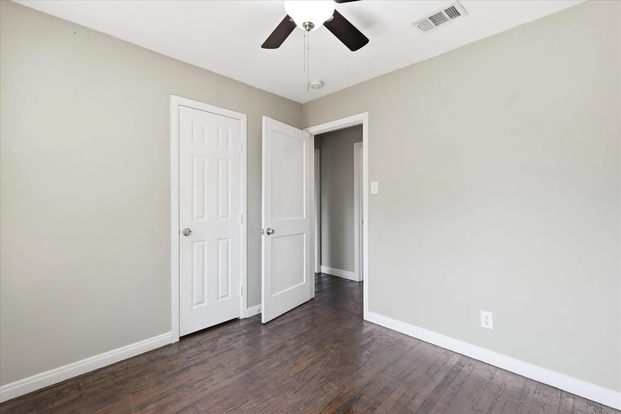 Single Family Residence For Sale in Tarrant County , 4512 Wabash Avenue, Fort Worth, Texas 76133, 4 Bedroom, 2 Bathroom, Garage spaces, 1,708 Sqft, built in 1949, Price $240,000, mls#21359317, Real Estate Agent in Fort Worth, Homes For Sale in Tarrant county, Homes For Sale in Fort Worth, Realtor in Fort Worth Texas, Real Estate Brokerage Independent Realty Texas, Luminita Cordes Realtor