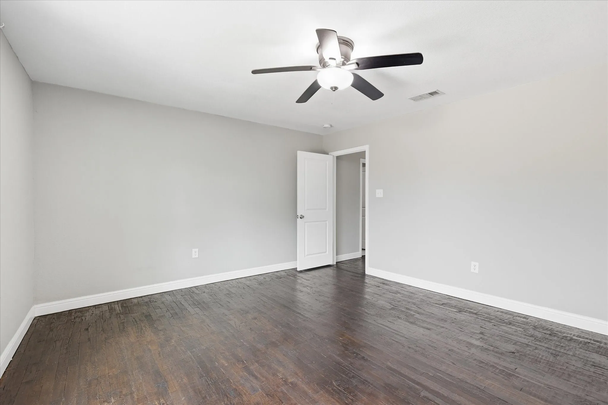 Single Family Residence For Sale in Tarrant County , 4512 Wabash Avenue, Fort Worth, Texas 76133, 4 Bedroom, 2 Bathroom, Garage spaces, 1,708 Sqft, built in 1949, Price $240,000, mls#21359317, Real Estate Agent in Fort Worth, Homes For Sale in Tarrant county, Homes For Sale in Fort Worth, Realtor in Fort Worth Texas, Real Estate Brokerage Independent Realty Texas, Luminita Cordes Realtor