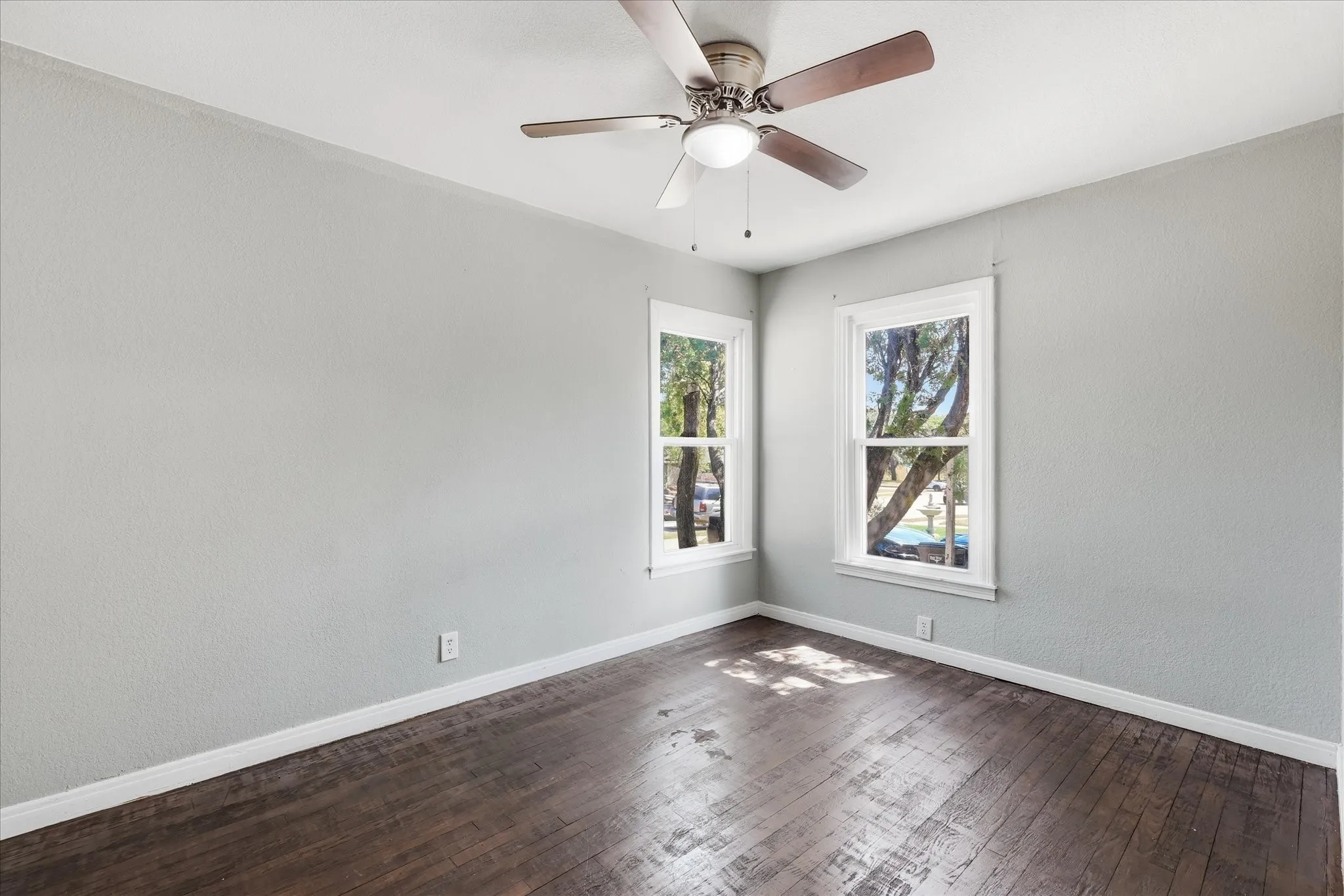 Single Family Residence For Sale in Tarrant County , 4512 Wabash Avenue, Fort Worth, Texas 76133, 4 Bedroom, 2 Bathroom, Garage spaces, 1,708 Sqft, built in 1949, Price $240,000, mls#21359317, Real Estate Agent in Fort Worth, Homes For Sale in Tarrant county, Homes For Sale in Fort Worth, Realtor in Fort Worth Texas, Real Estate Brokerage Independent Realty Texas, Luminita Cordes Realtor