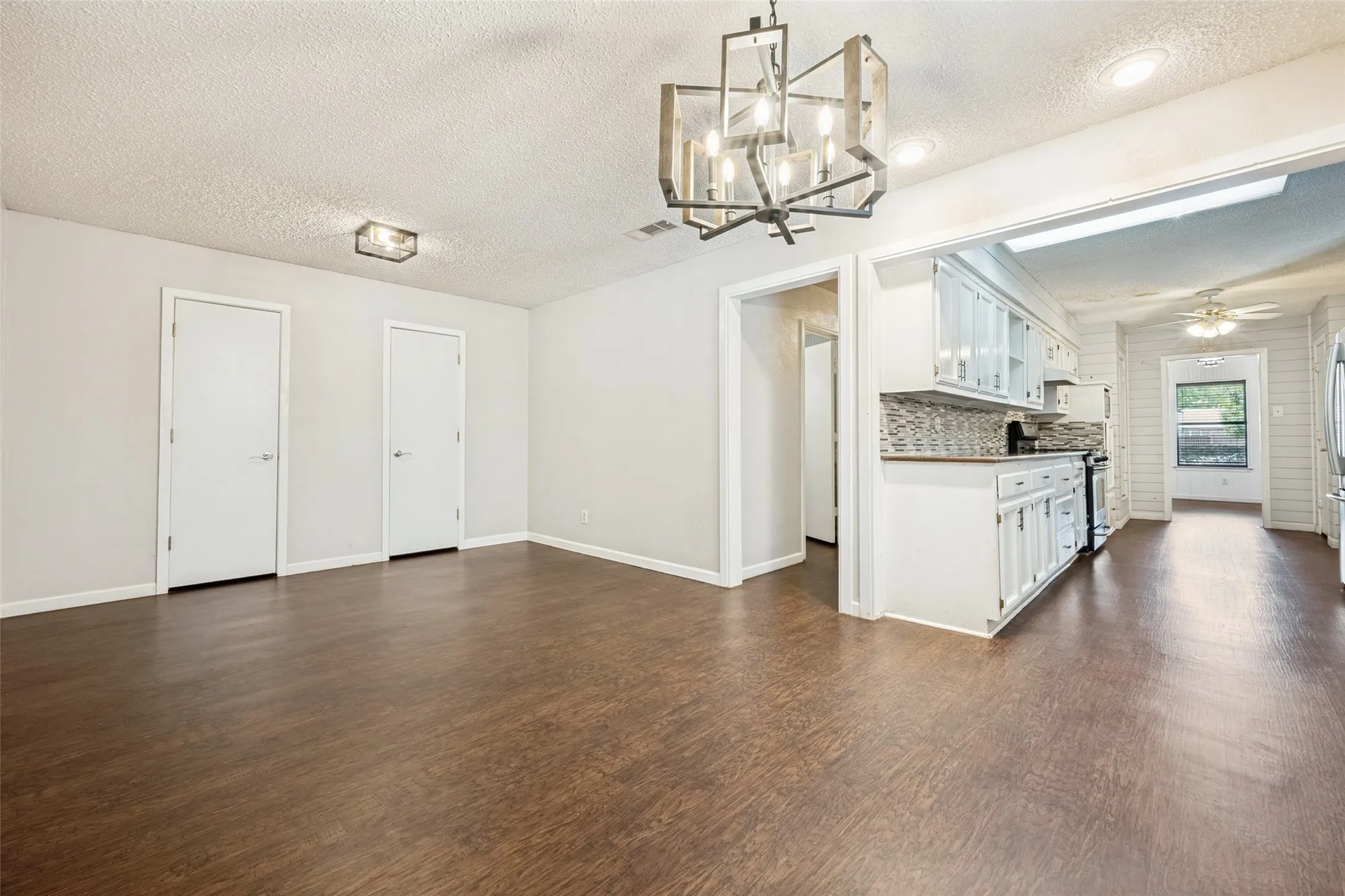 Single Family Residence For Sale in Denton County , 3204 Broken Arrow Road, Denton, Texas 76209, 4 Bedroom, 3 Bathroom, 2 Garage spaces, 2,391 Sqft, built in 1984, mls#21365729, Real Estate Agent in Denton, Homes For Sale in Denton county, Homes For Sale in Denton, Realtor in Denton Texas, Real Estate Brokerage Independent Realty Texas, Luminita Cordes Realtor