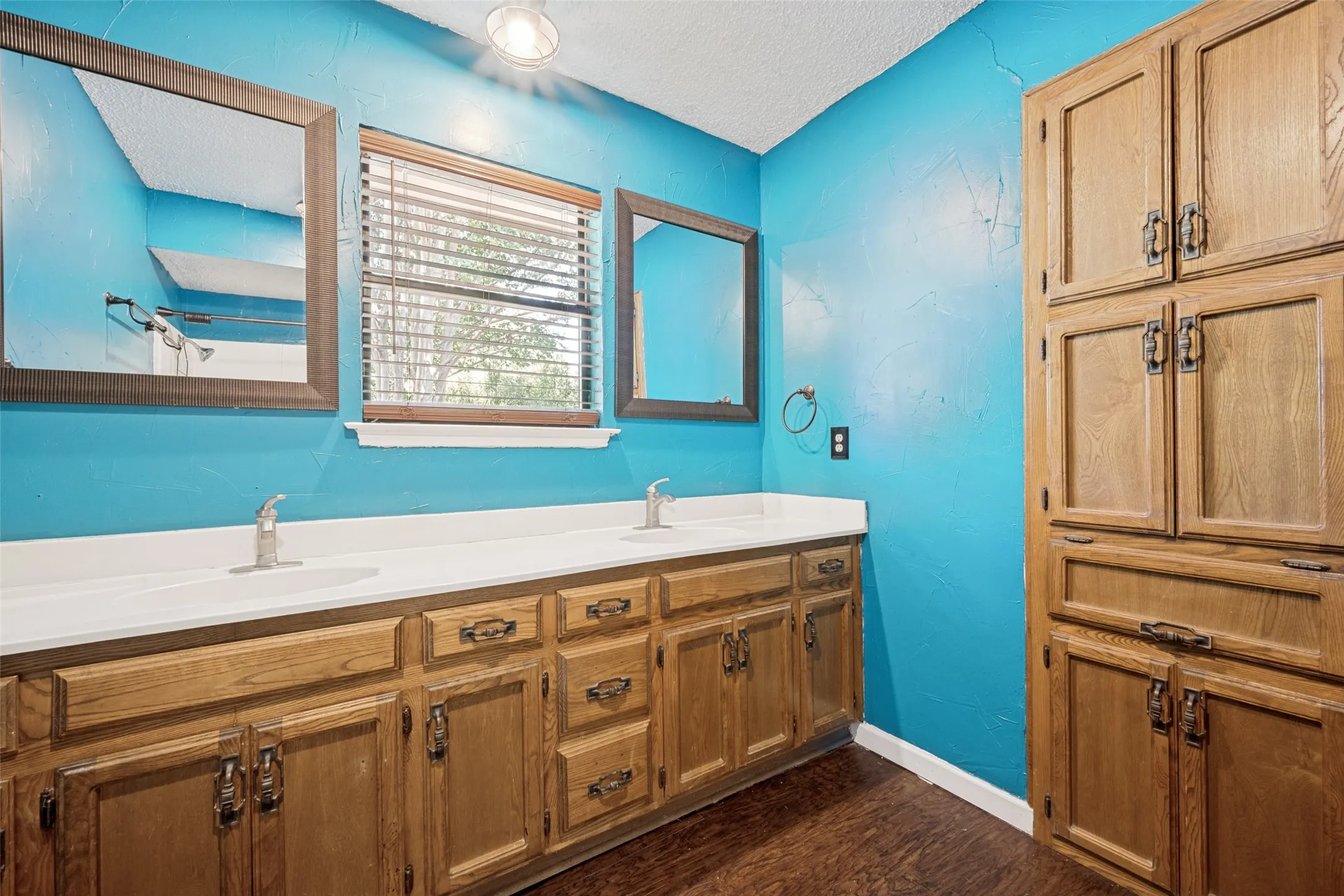 Single Family Residence For Sale in Denton County , 3204 Broken Arrow Road, Denton, Texas 76209, 4 Bedroom, 3 Bathroom, 2 Garage spaces, 2,391 Sqft, built in 1984, mls#21365729, Real Estate Agent in Denton, Homes For Sale in Denton county, Homes For Sale in Denton, Realtor in Denton Texas, Real Estate Brokerage Independent Realty Texas, Luminita Cordes Realtor