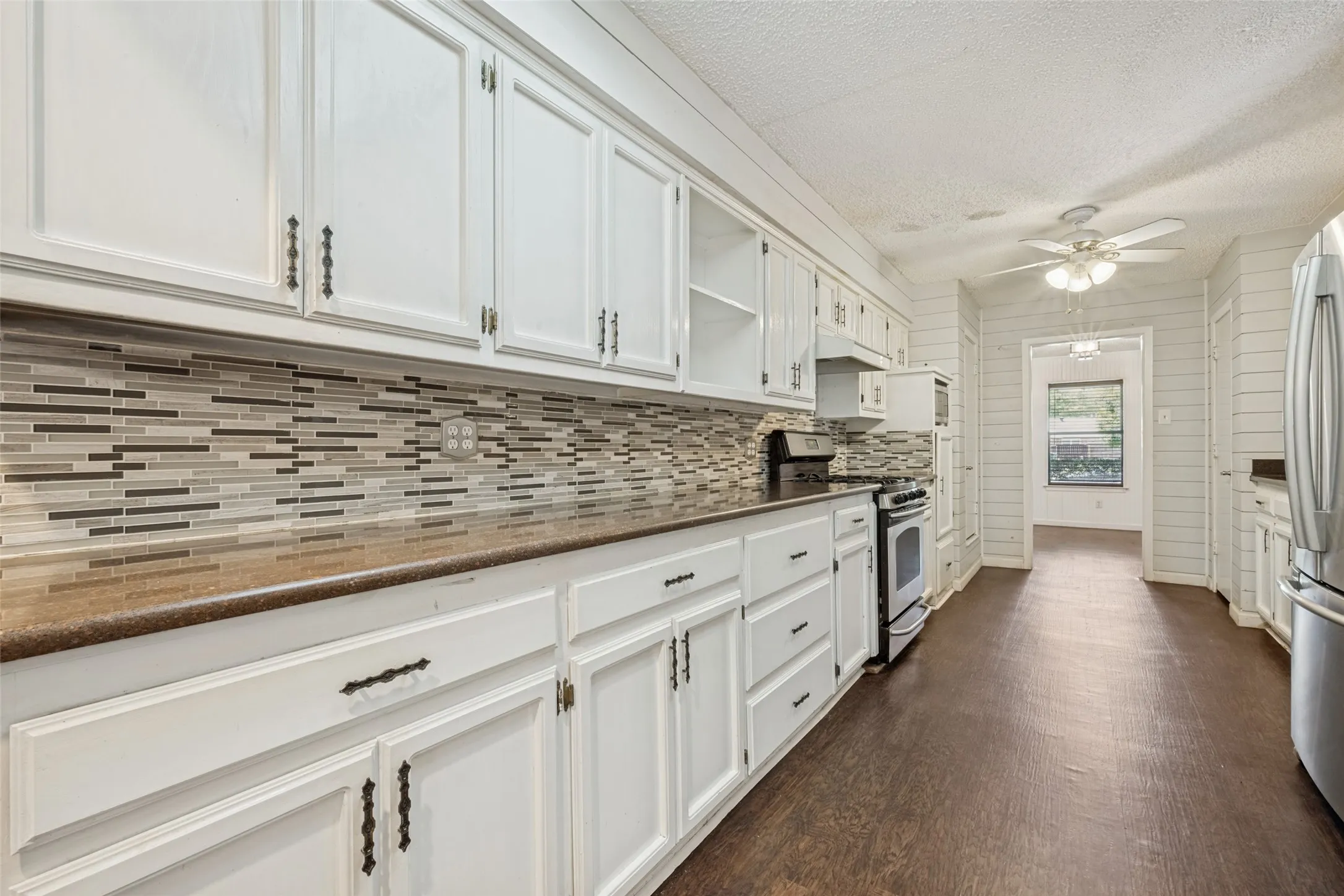 Single Family Residence For Sale in Denton County , 3204 Broken Arrow Road, Denton, Texas 76209, 4 Bedroom, 3 Bathroom, 2 Garage spaces, 2,391 Sqft, built in 1984, mls#21365729, Real Estate Agent in Denton, Homes For Sale in Denton county, Homes For Sale in Denton, Realtor in Denton Texas, Real Estate Brokerage Independent Realty Texas, Luminita Cordes Realtor
