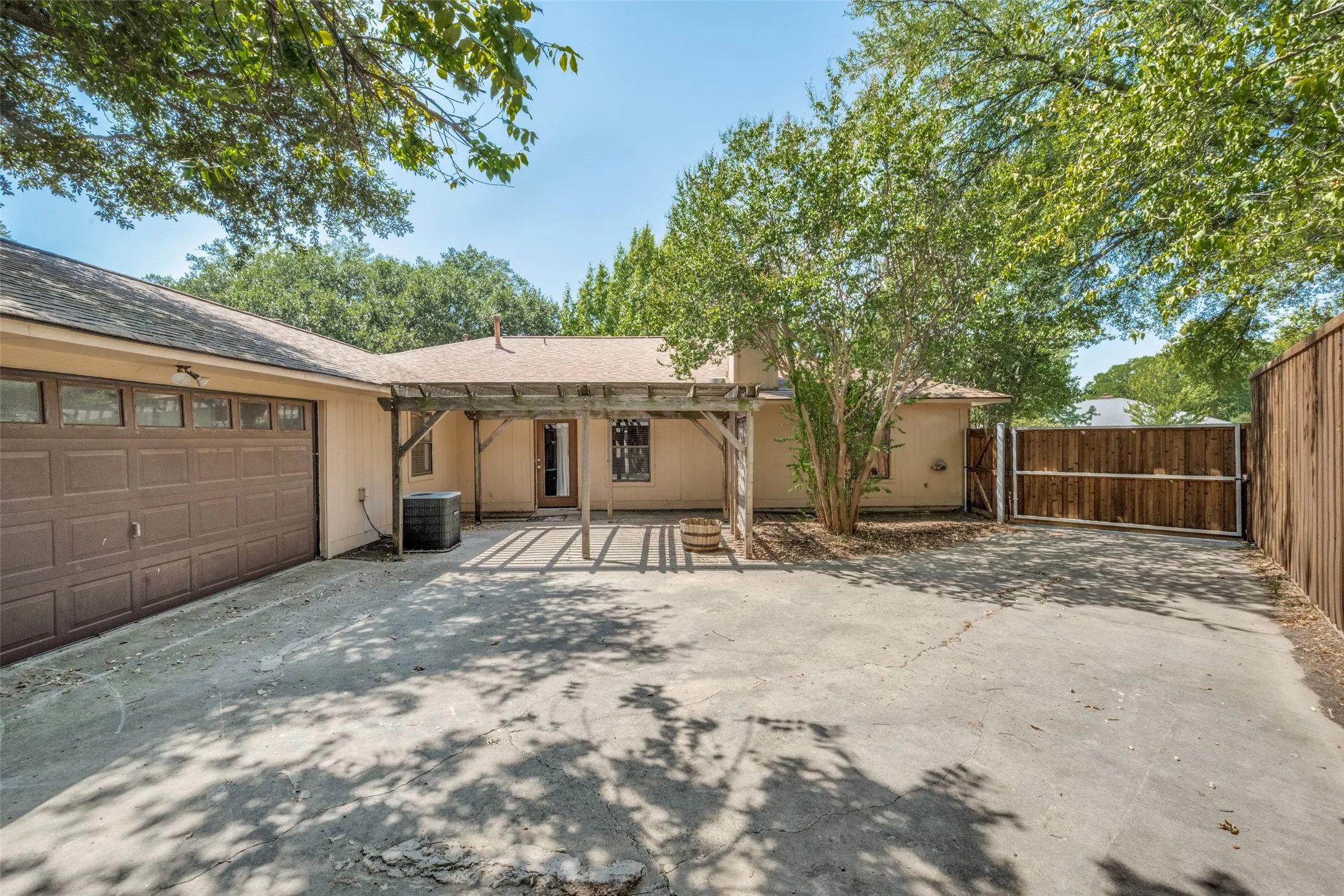 Single Family Residence For Sale in Denton County , 3204 Broken Arrow Road, Denton, Texas 76209, 4 Bedroom, 3 Bathroom, 2 Garage spaces, 2,391 Sqft, built in 1984, mls#21365729, Real Estate Agent in Denton, Homes For Sale in Denton county, Homes For Sale in Denton, Realtor in Denton Texas, Real Estate Brokerage Independent Realty Texas, Luminita Cordes Realtor