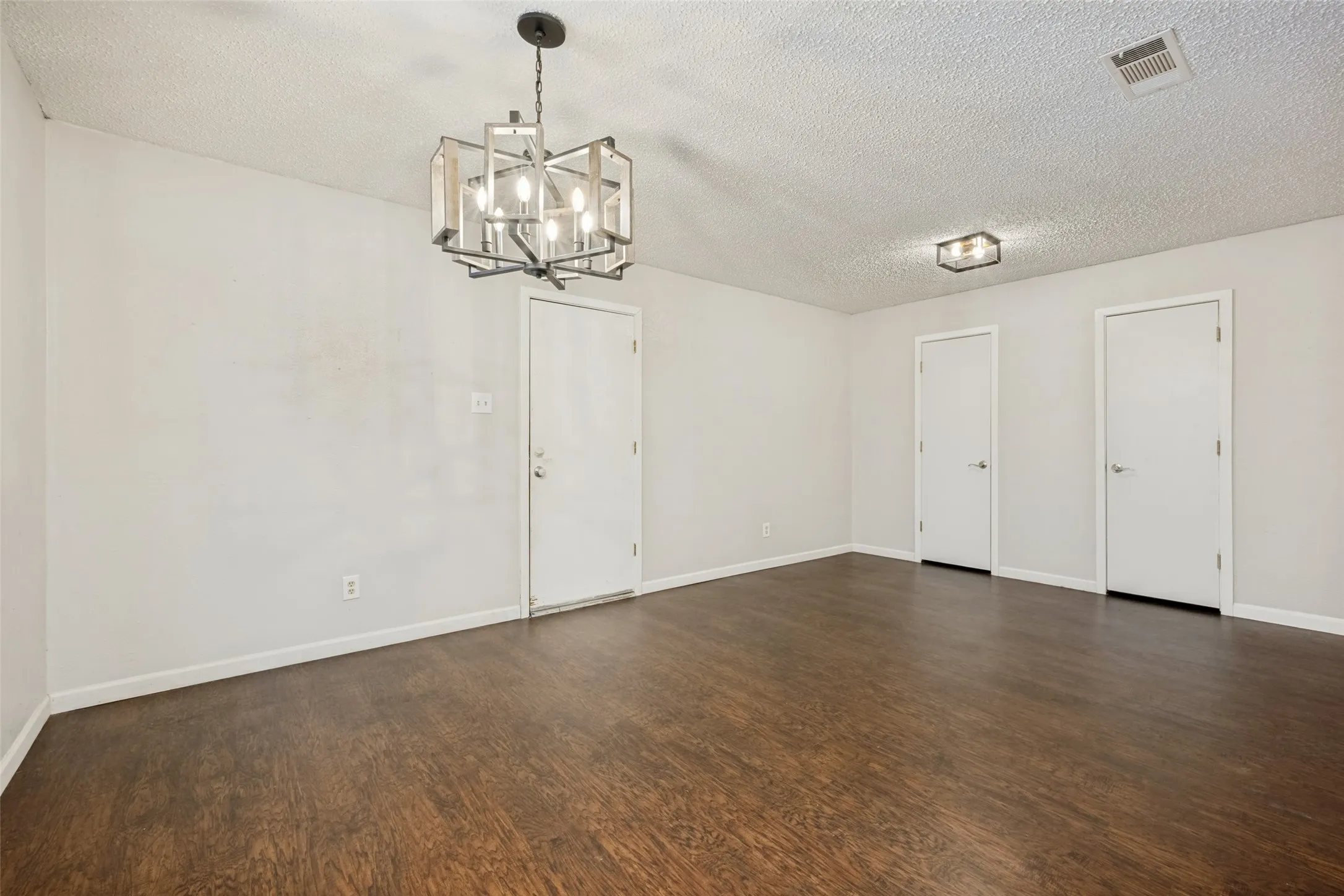 Single Family Residence For Sale in Denton County , 3204 Broken Arrow Road, Denton, Texas 76209, 4 Bedroom, 3 Bathroom, 2 Garage spaces, 2,391 Sqft, built in 1984, mls#21365729, Real Estate Agent in Denton, Homes For Sale in Denton county, Homes For Sale in Denton, Realtor in Denton Texas, Real Estate Brokerage Independent Realty Texas, Luminita Cordes Realtor