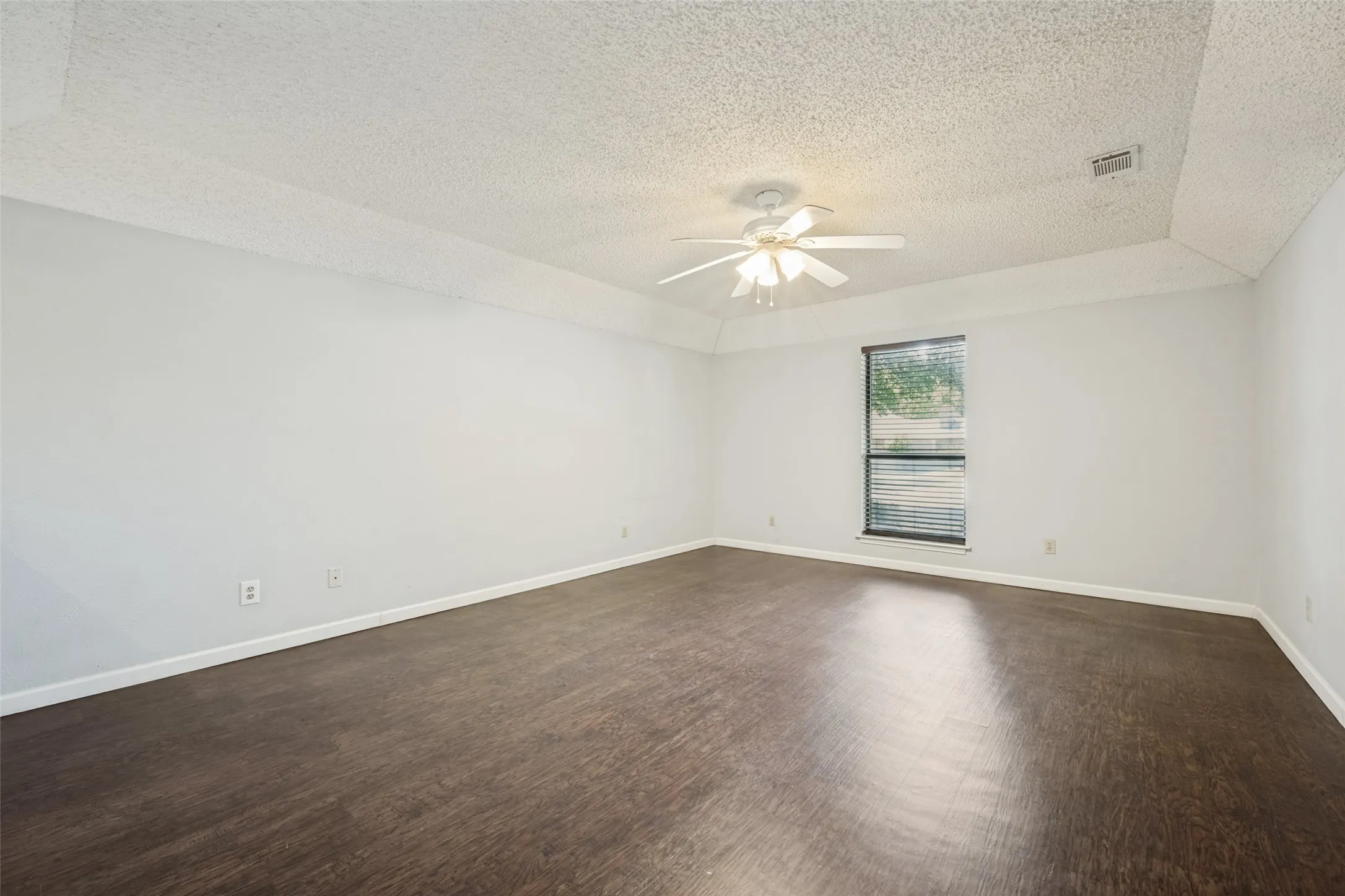 Single Family Residence For Sale in Denton County , 3204 Broken Arrow Road, Denton, Texas 76209, 4 Bedroom, 3 Bathroom, 2 Garage spaces, 2,391 Sqft, built in 1984, mls#21365729, Real Estate Agent in Denton, Homes For Sale in Denton county, Homes For Sale in Denton, Realtor in Denton Texas, Real Estate Brokerage Independent Realty Texas, Luminita Cordes Realtor