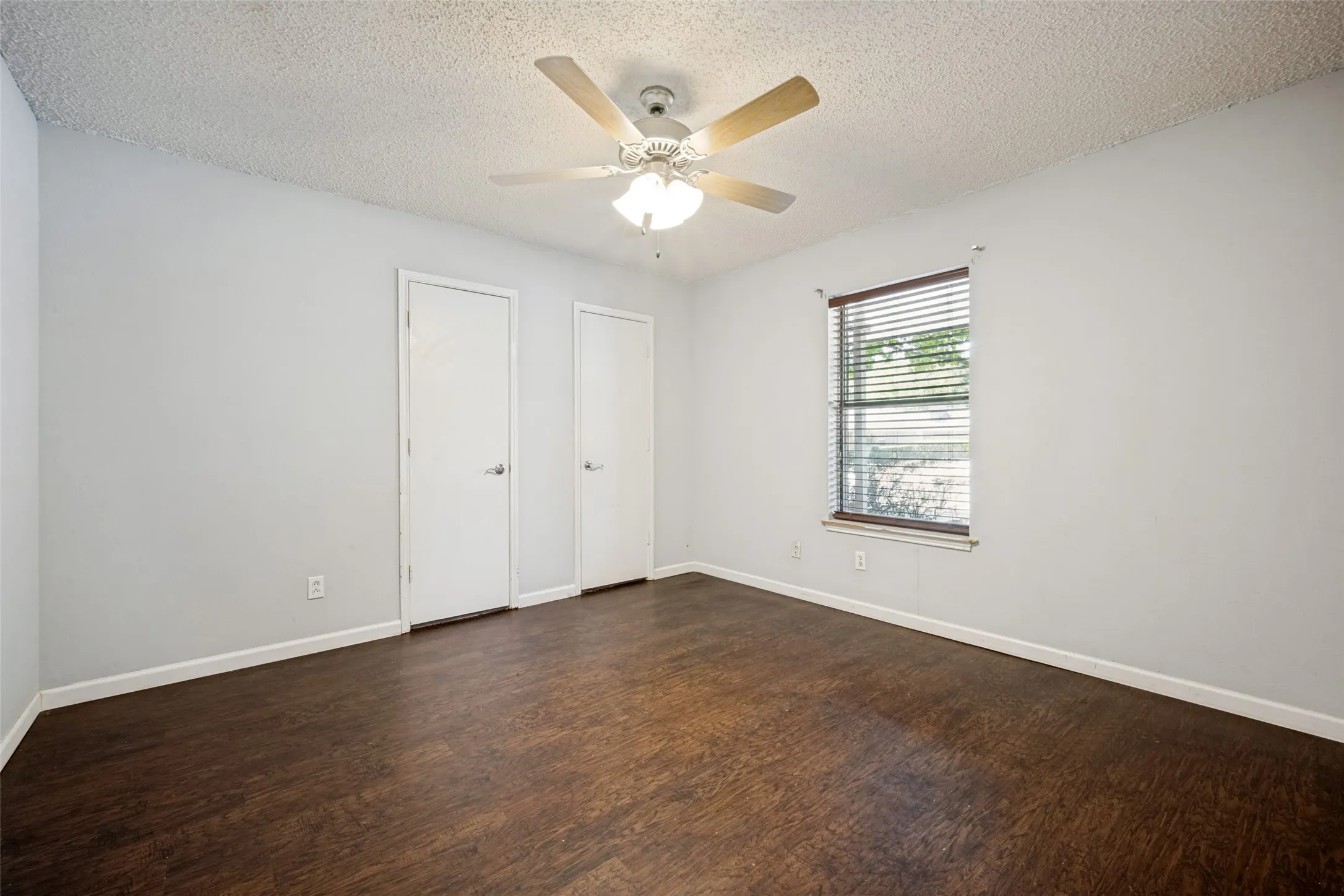 Single Family Residence For Sale in Denton County , 3204 Broken Arrow Road, Denton, Texas 76209, 4 Bedroom, 3 Bathroom, 2 Garage spaces, 2,391 Sqft, built in 1984, mls#21365729, Real Estate Agent in Denton, Homes For Sale in Denton county, Homes For Sale in Denton, Realtor in Denton Texas, Real Estate Brokerage Independent Realty Texas, Luminita Cordes Realtor