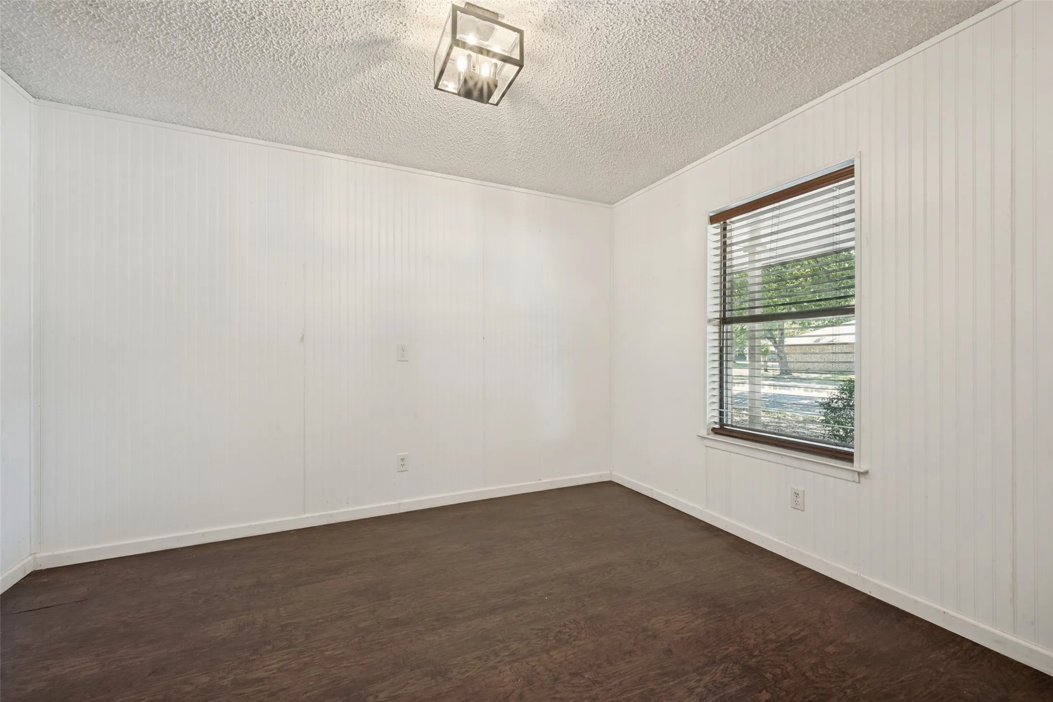 Single Family Residence For Sale in Denton County , 3204 Broken Arrow Road, Denton, Texas 76209, 4 Bedroom, 3 Bathroom, 2 Garage spaces, 2,391 Sqft, built in 1984, mls#21365729, Real Estate Agent in Denton, Homes For Sale in Denton county, Homes For Sale in Denton, Realtor in Denton Texas, Real Estate Brokerage Independent Realty Texas, Luminita Cordes Realtor