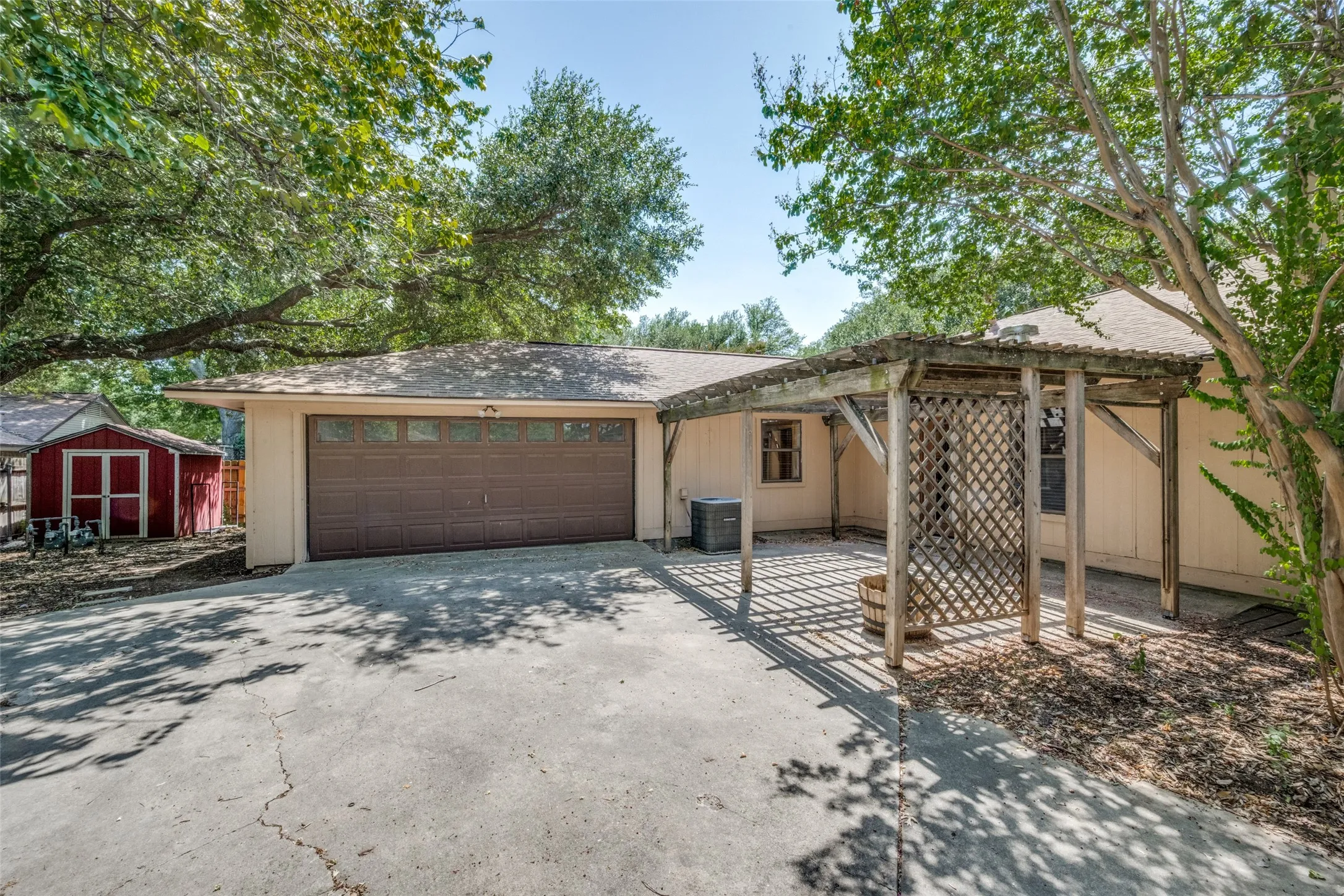 Single Family Residence For Sale in Denton County , 3204 Broken Arrow Road, Denton, Texas 76209, 4 Bedroom, 3 Bathroom, 2 Garage spaces, 2,391 Sqft, built in 1984, mls#21365729, Real Estate Agent in Denton, Homes For Sale in Denton county, Homes For Sale in Denton, Realtor in Denton Texas, Real Estate Brokerage Independent Realty Texas, Luminita Cordes Realtor