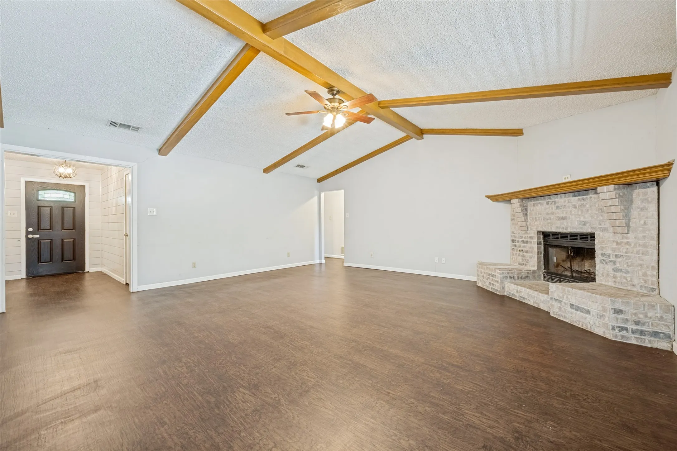 Single Family Residence For Sale in Denton County , 3204 Broken Arrow Road, Denton, Texas 76209, 4 Bedroom, 3 Bathroom, 2 Garage spaces, 2,391 Sqft, built in 1984, mls#21365729, Real Estate Agent in Denton, Homes For Sale in Denton county, Homes For Sale in Denton, Realtor in Denton Texas, Real Estate Brokerage Independent Realty Texas, Luminita Cordes Realtor