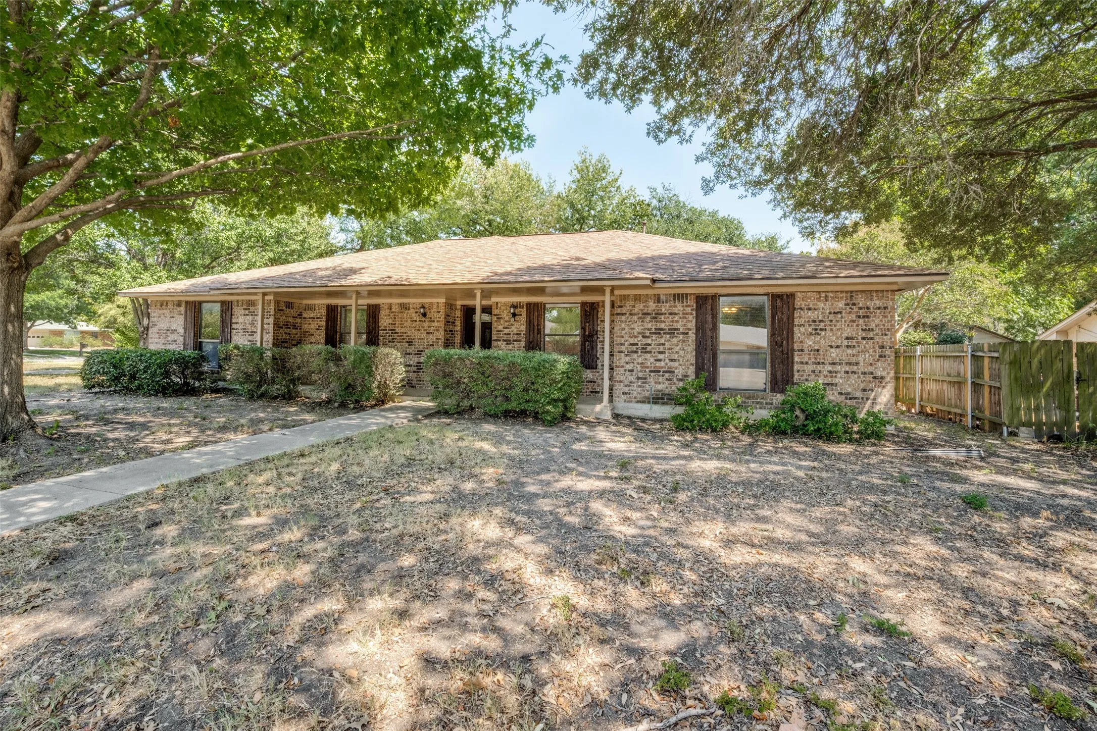 Single Family Residence For Sale in Denton County , 3204 Broken Arrow Road, Denton, Texas 76209, 4 Bedroom, 3 Bathroom, 2 Garage spaces, 2,391 Sqft, built in 1984, mls#21365729, Real Estate Agent in Denton, Homes For Sale in Denton county, Homes For Sale in Denton, Realtor in Denton Texas, Real Estate Brokerage Independent Realty Texas, Luminita Cordes Realtor