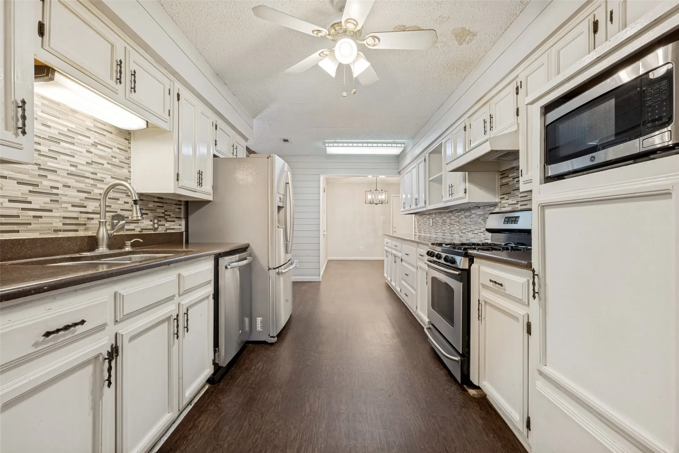 Single Family Residence For Sale in Denton County , 3204 Broken Arrow Road, Denton, Texas 76209, 4 Bedroom, 3 Bathroom, 2 Garage spaces, 2,391 Sqft, built in 1984, mls#21365729, Real Estate Agent in Denton, Homes For Sale in Denton county, Homes For Sale in Denton, Realtor in Denton Texas, Real Estate Brokerage Independent Realty Texas, Luminita Cordes Realtor