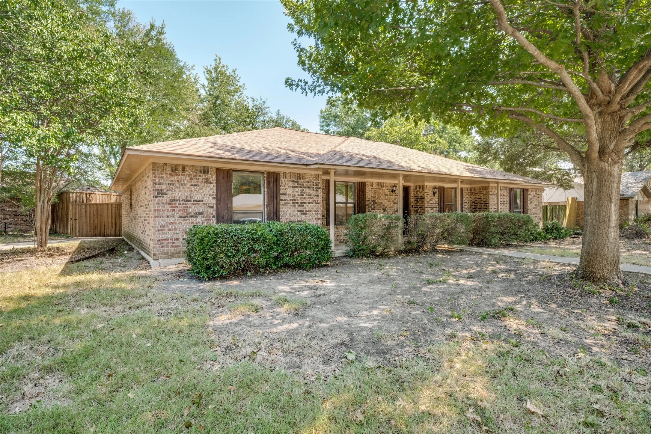 Single Family Residence For Sale in Denton County , 3204 Broken Arrow Road, Denton, Texas 76209, 4 Bedroom, 3 Bathroom, 2 Garage spaces, 2,391 Sqft, built in 1984, mls#21365729, Real Estate Agent in Denton, Homes For Sale in Denton county, Homes For Sale in Denton, Realtor in Denton Texas, Real Estate Brokerage Independent Realty Texas, Luminita Cordes Realtor
