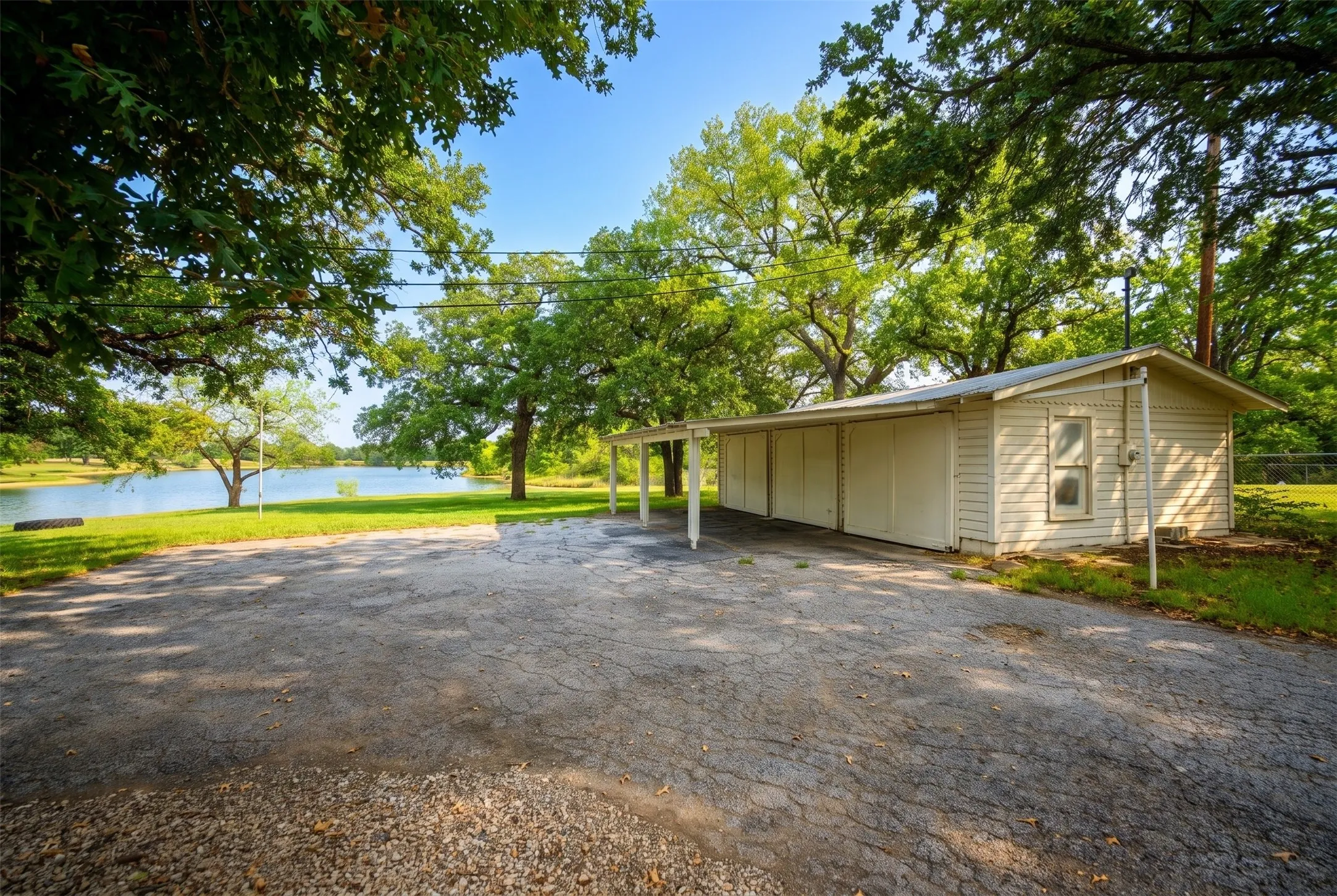 Single Family Residence For Sale in Tarrant County , 2512 Roosevelt Drive, Dalworthington Gardens, Texas 76016, 3 Bedroom, 3 Bathroom, 4 Garage spaces, 1,908 Sqft, built in 1962, mls#21364562, Real Estate Agent in Dalworthington Gardens, Homes For Sale in Tarrant county, Homes For Sale in Dalworthington Gardens, Realtor in Dalworthington Gardens Texas, Real Estate Brokerage Independent Realty Texas, Luminita Cordes Realtor