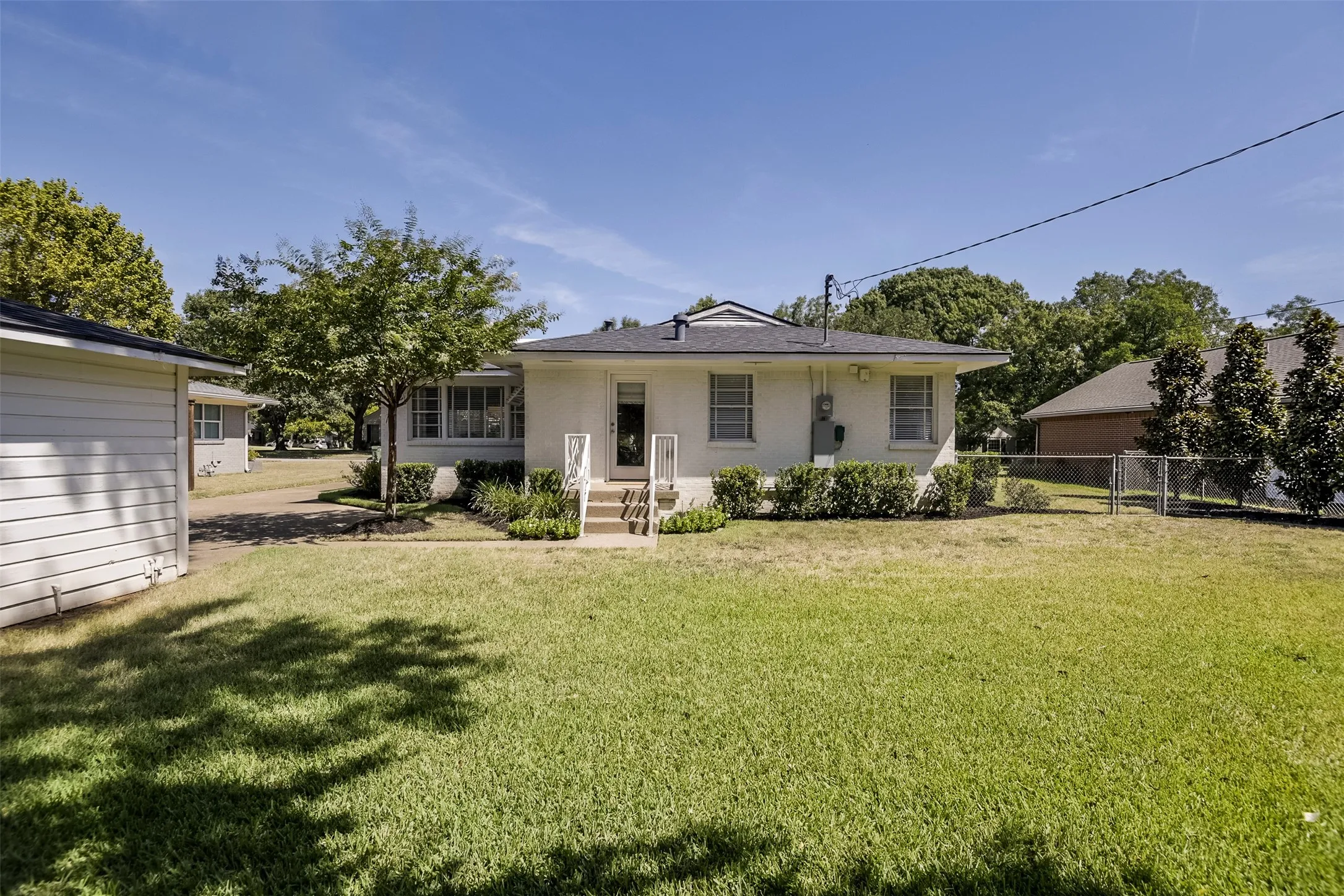Single Family Residence For Sale in Tarrant County , 1320 Barnes Drive, Arlington, Texas 76013, 2 Bedroom, 2 Bathroom, 2 Garage spaces, 1,403 Sqft, built in 1952, mls#21364336, Real Estate Agent in Arlington, Homes For Sale in Tarrant county, Homes For Sale in Arlington, Realtor in Arlington Texas, Real Estate Brokerage Independent Realty Texas, Luminita Cordes Realtor
