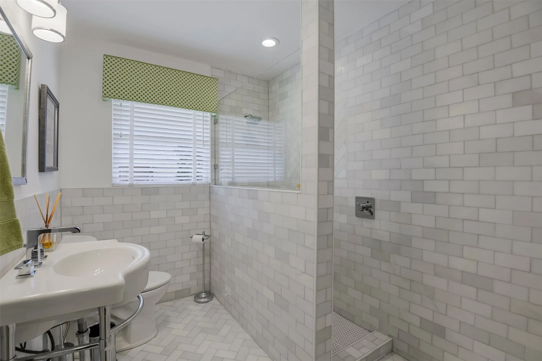 Single Family Residence For Sale in Tarrant County , 1320 Barnes Drive, Arlington, Texas 76013, 2 Bedroom, 2 Bathroom, 2 Garage spaces, 1,403 Sqft, built in 1952, mls#21364336, Real Estate Agent in Arlington, Homes For Sale in Tarrant county, Homes For Sale in Arlington, Realtor in Arlington Texas, Real Estate Brokerage Independent Realty Texas, Luminita Cordes Realtor
