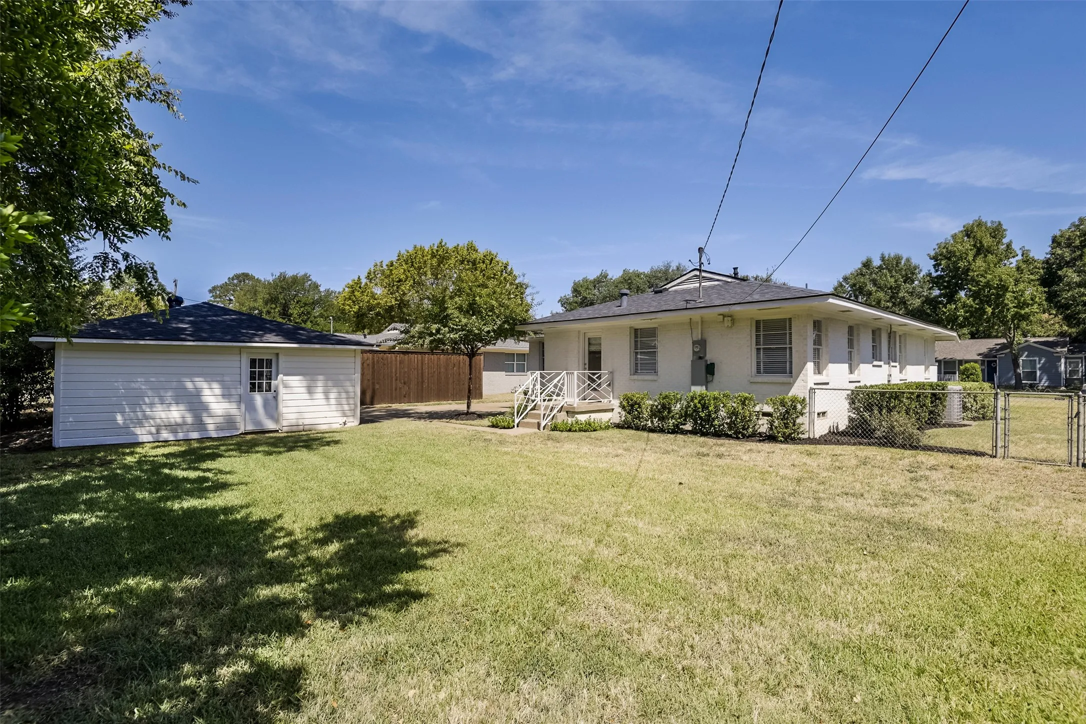 Single Family Residence For Sale in Tarrant County , 1320 Barnes Drive, Arlington, Texas 76013, 2 Bedroom, 2 Bathroom, 2 Garage spaces, 1,403 Sqft, built in 1952, mls#21364336, Real Estate Agent in Arlington, Homes For Sale in Tarrant county, Homes For Sale in Arlington, Realtor in Arlington Texas, Real Estate Brokerage Independent Realty Texas, Luminita Cordes Realtor