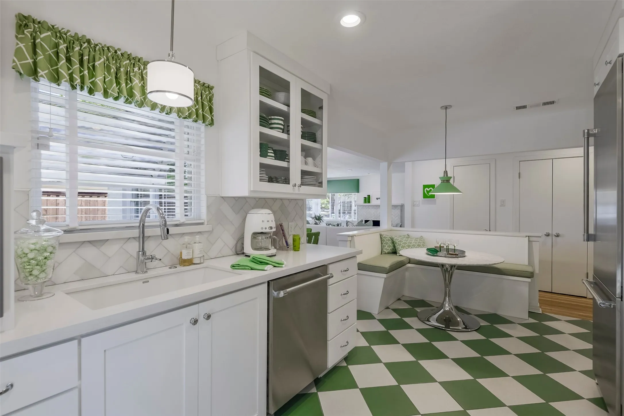 Single Family Residence For Sale in Tarrant County , 1320 Barnes Drive, Arlington, Texas 76013, 2 Bedroom, 2 Bathroom, 2 Garage spaces, 1,403 Sqft, built in 1952, mls#21364336, Real Estate Agent in Arlington, Homes For Sale in Tarrant county, Homes For Sale in Arlington, Realtor in Arlington Texas, Real Estate Brokerage Independent Realty Texas, Luminita Cordes Realtor