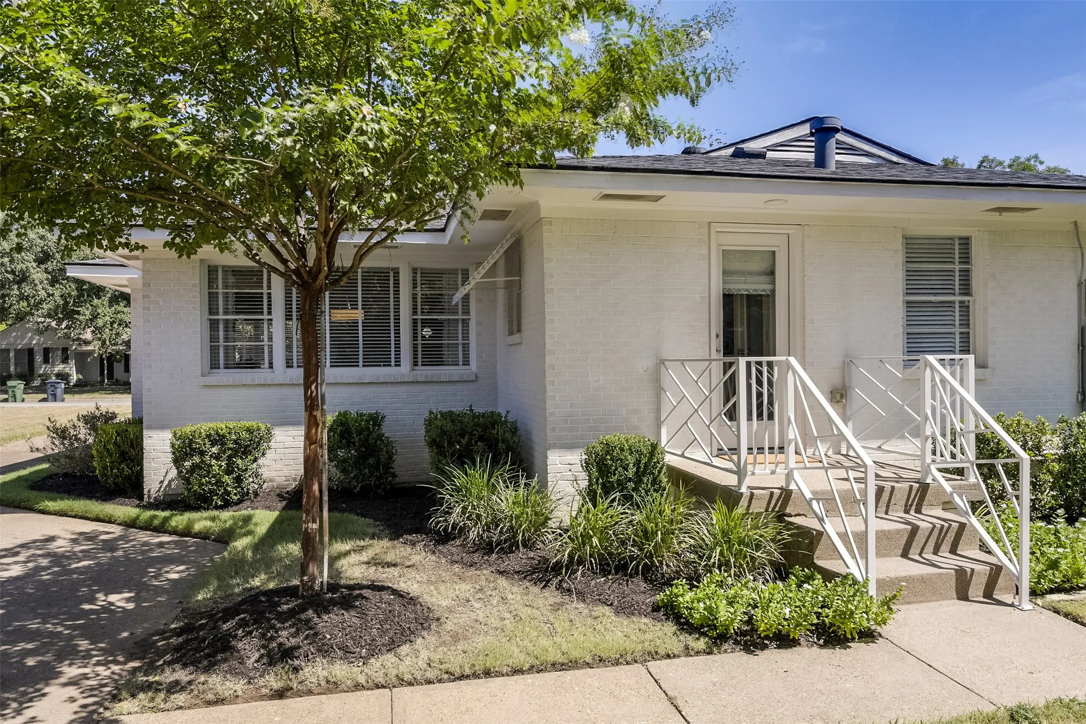 Single Family Residence For Sale in Tarrant County , 1320 Barnes Drive, Arlington, Texas 76013, 2 Bedroom, 2 Bathroom, 2 Garage spaces, 1,403 Sqft, built in 1952, mls#21364336, Real Estate Agent in Arlington, Homes For Sale in Tarrant county, Homes For Sale in Arlington, Realtor in Arlington Texas, Real Estate Brokerage Independent Realty Texas, Luminita Cordes Realtor