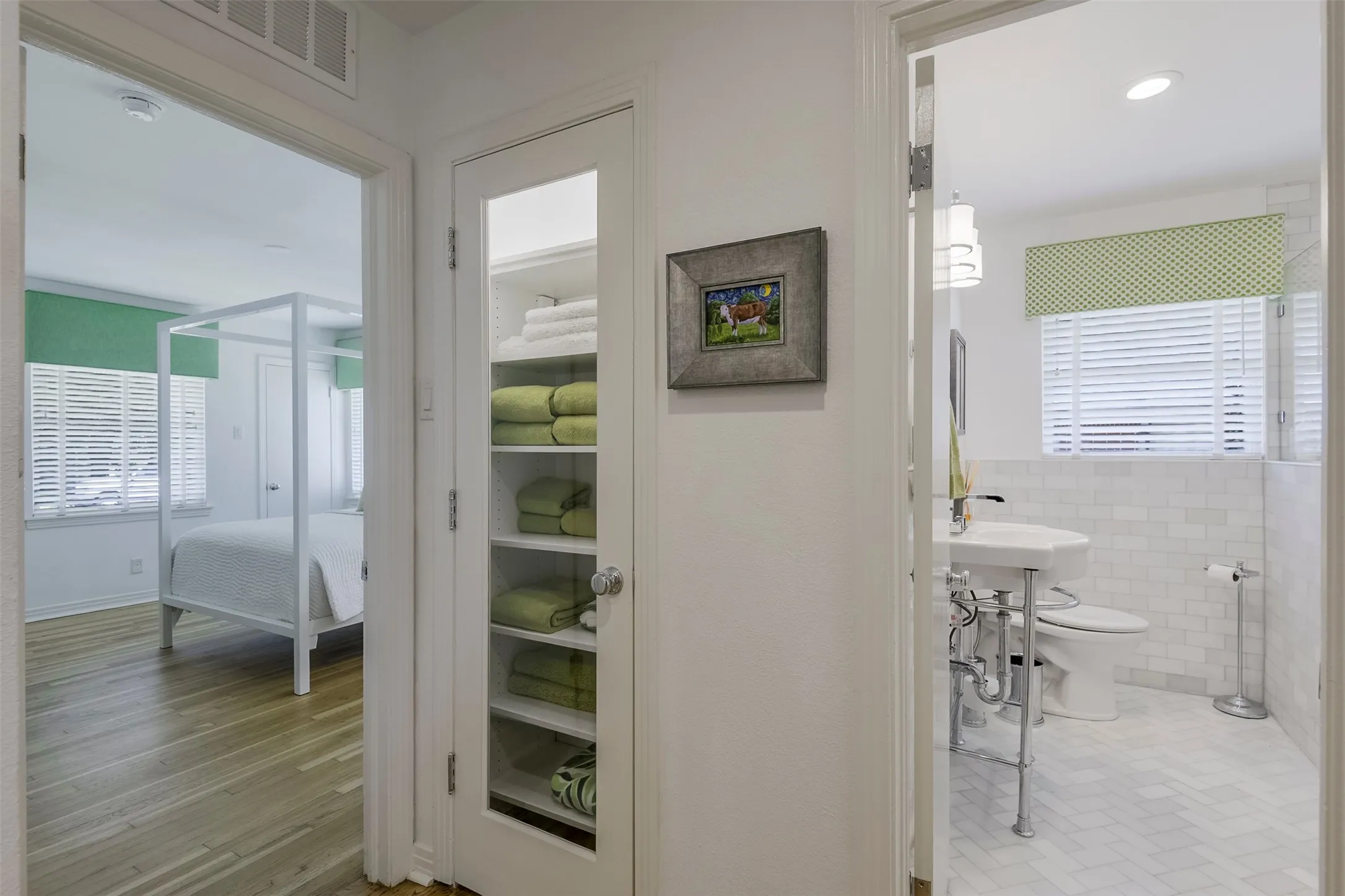 Single Family Residence For Sale in Tarrant County , 1320 Barnes Drive, Arlington, Texas 76013, 2 Bedroom, 2 Bathroom, 2 Garage spaces, 1,403 Sqft, built in 1952, mls#21364336, Real Estate Agent in Arlington, Homes For Sale in Tarrant county, Homes For Sale in Arlington, Realtor in Arlington Texas, Real Estate Brokerage Independent Realty Texas, Luminita Cordes Realtor