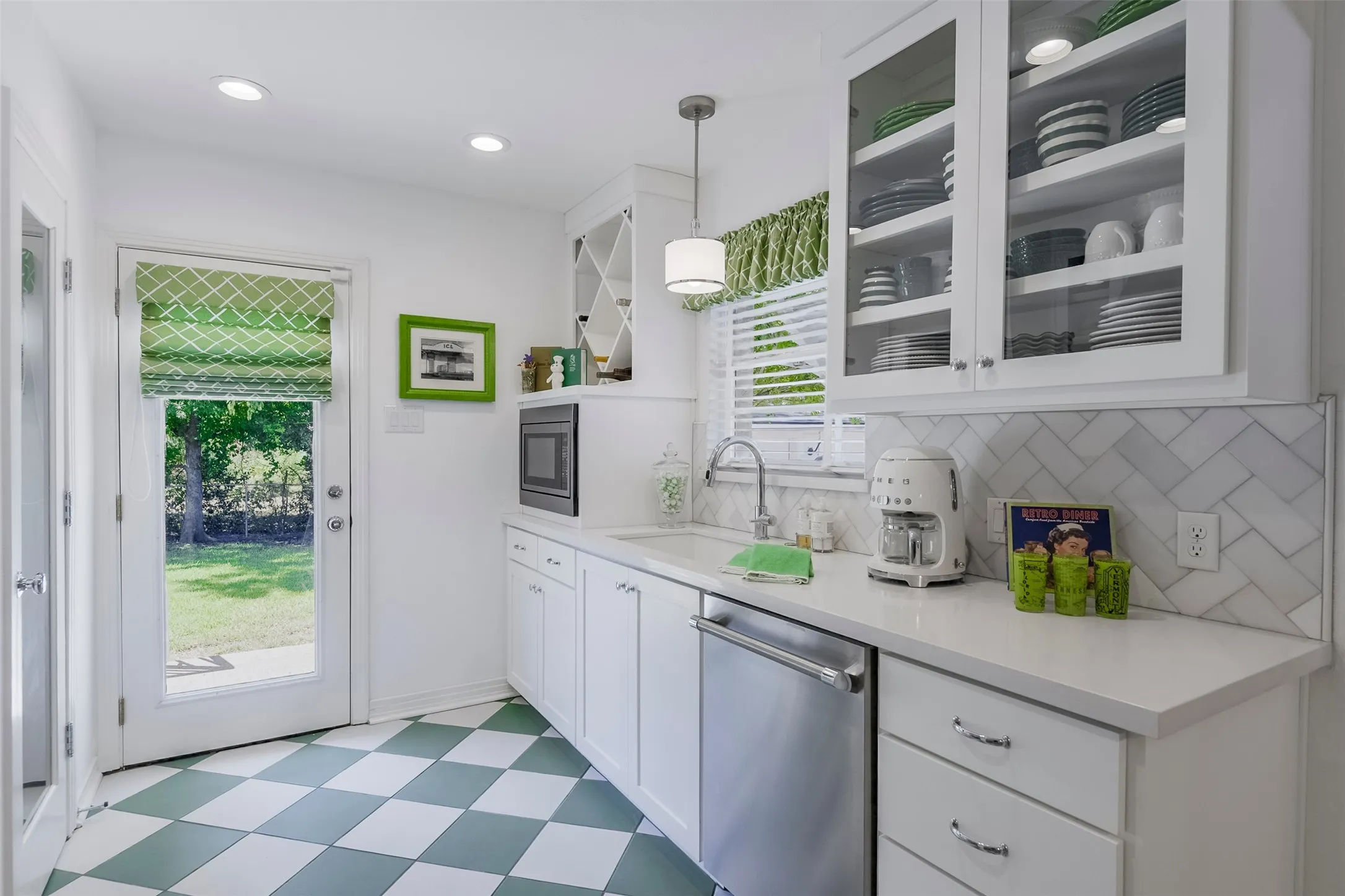 Single Family Residence For Sale in Tarrant County , 1320 Barnes Drive, Arlington, Texas 76013, 2 Bedroom, 2 Bathroom, 2 Garage spaces, 1,403 Sqft, built in 1952, mls#21364336, Real Estate Agent in Arlington, Homes For Sale in Tarrant county, Homes For Sale in Arlington, Realtor in Arlington Texas, Real Estate Brokerage Independent Realty Texas, Luminita Cordes Realtor