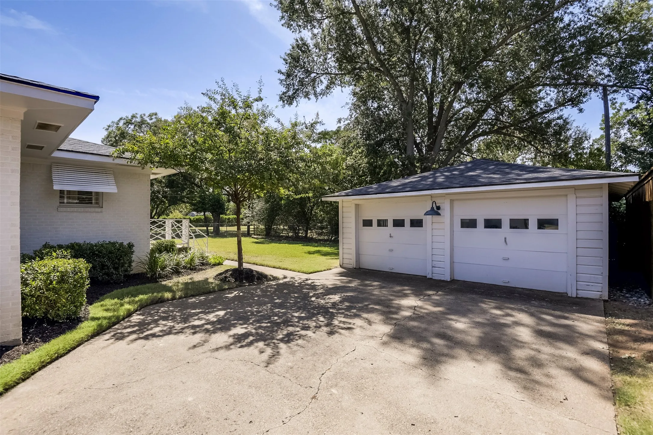 Single Family Residence For Sale in Tarrant County , 1320 Barnes Drive, Arlington, Texas 76013, 2 Bedroom, 2 Bathroom, 2 Garage spaces, 1,403 Sqft, built in 1952, mls#21364336, Real Estate Agent in Arlington, Homes For Sale in Tarrant county, Homes For Sale in Arlington, Realtor in Arlington Texas, Real Estate Brokerage Independent Realty Texas, Luminita Cordes Realtor