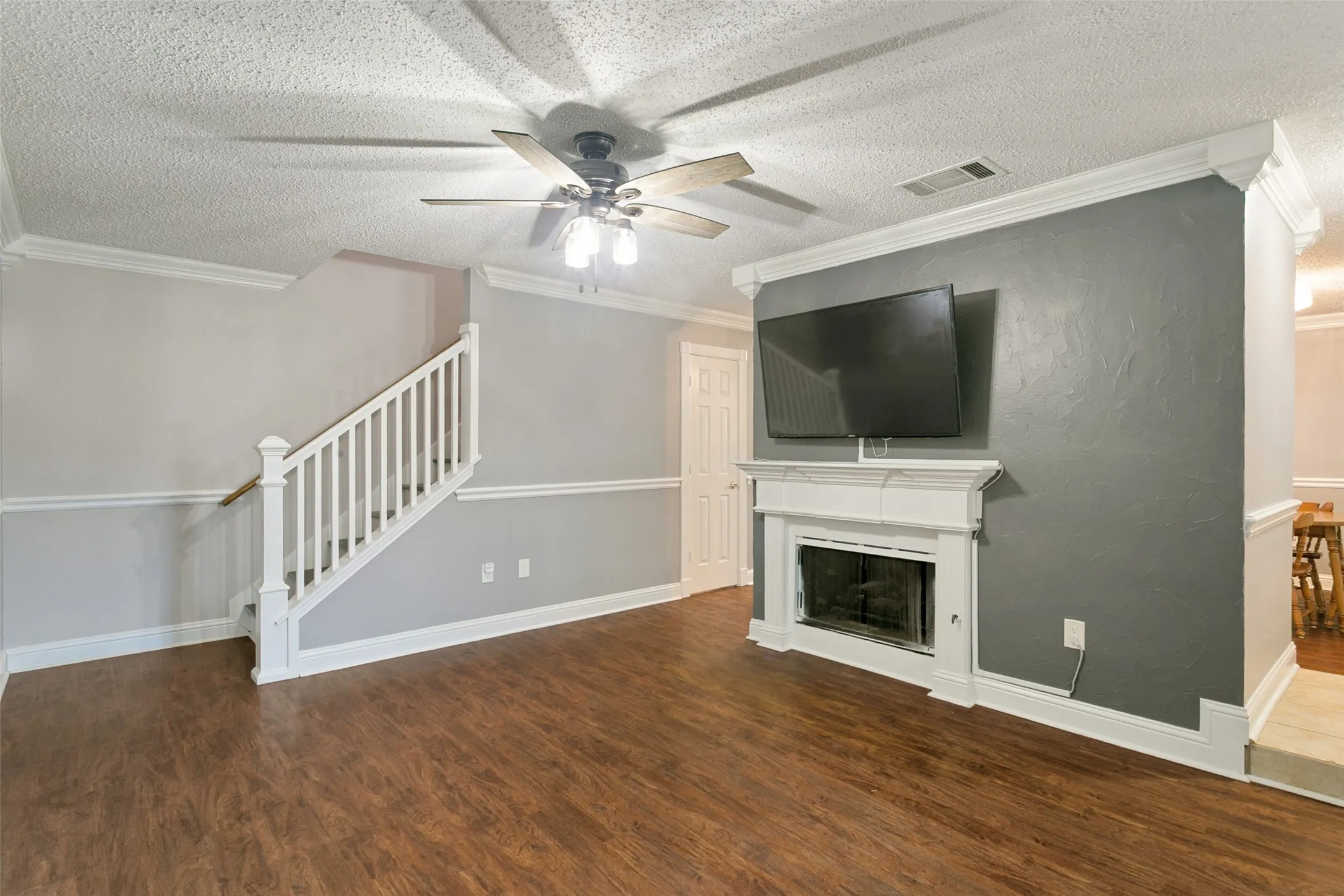 Single Family Residence For Sale in Denton County , 1754 Circle Creek Drive, Lewisville, Texas 75067, 4 Bedroom, 3 Bathroom, 2 Garage spaces, 1,750 Sqft, built in 1992, mls#21365814, Real Estate Agent in Lewisville, Homes For Sale in Denton county, Homes For Sale in Lewisville, Realtor in Lewisville Texas, Real Estate Brokerage Independent Realty Texas, Luminita Cordes Realtor